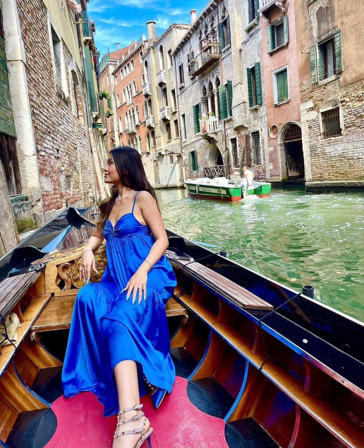 Người đẹp diện váy maxi khoe vai trần quyến rũ giữa khung cảnh sông nước thơ mộng.