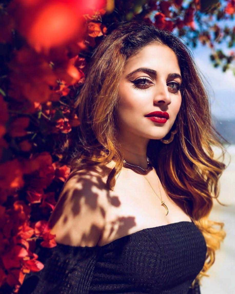 Nữ diễn viên bước chân vào nghệ thuật khi mới 3 tuổi với tư cách một nghệ sĩ nhí trong series truyền hình Kora Kagaz vào năm 1998. Nữ diễn viên bước chân vào nghệ thuật khi mới 3 tuổi với tư cách một nghệ sĩ nhí trong series truyền hình Kora Kagaz vào năm 1998.