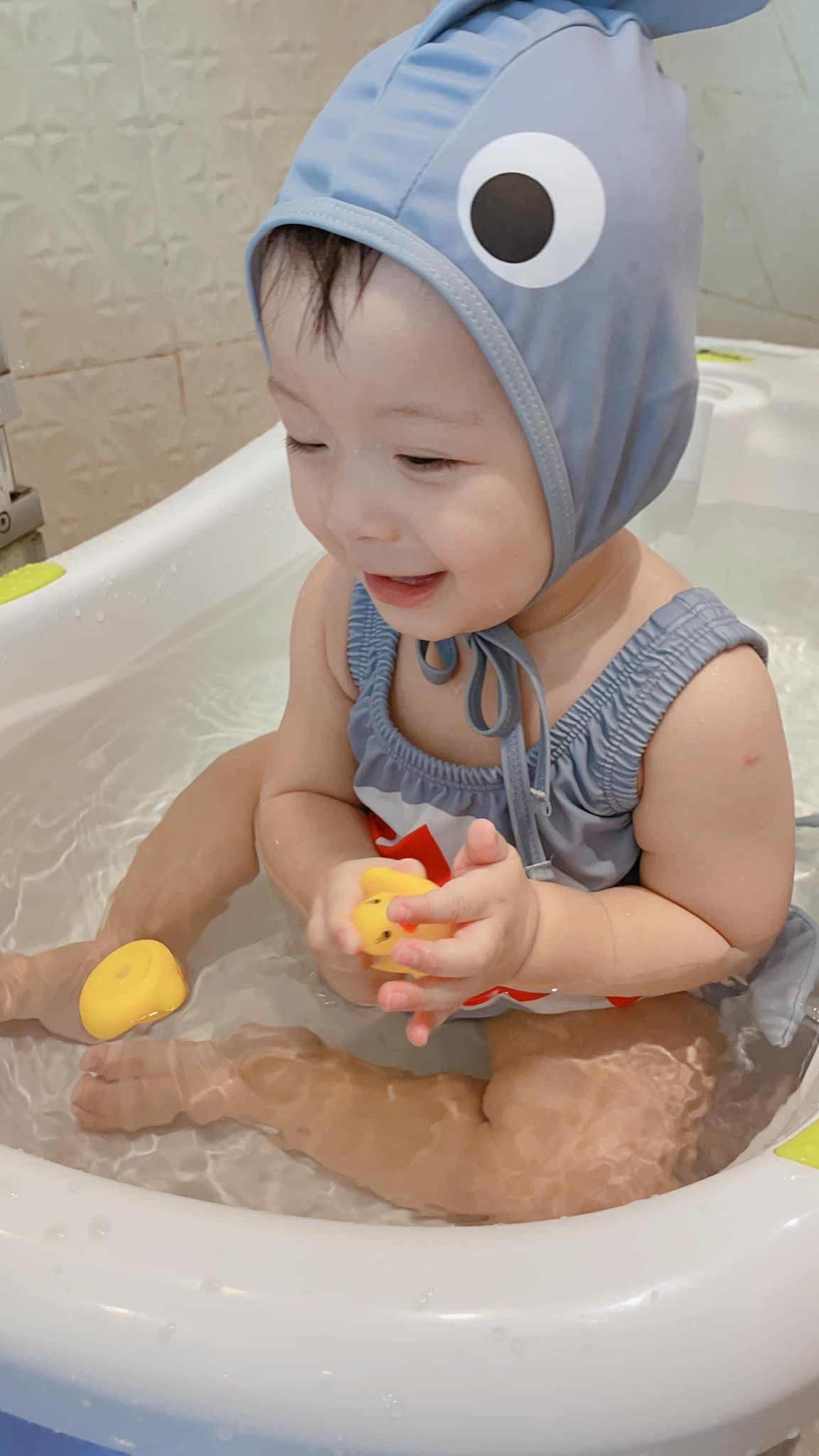 Á hậu Thuý Vân khoe ảnh cậu quý tử cực kỳ đáng yêu.