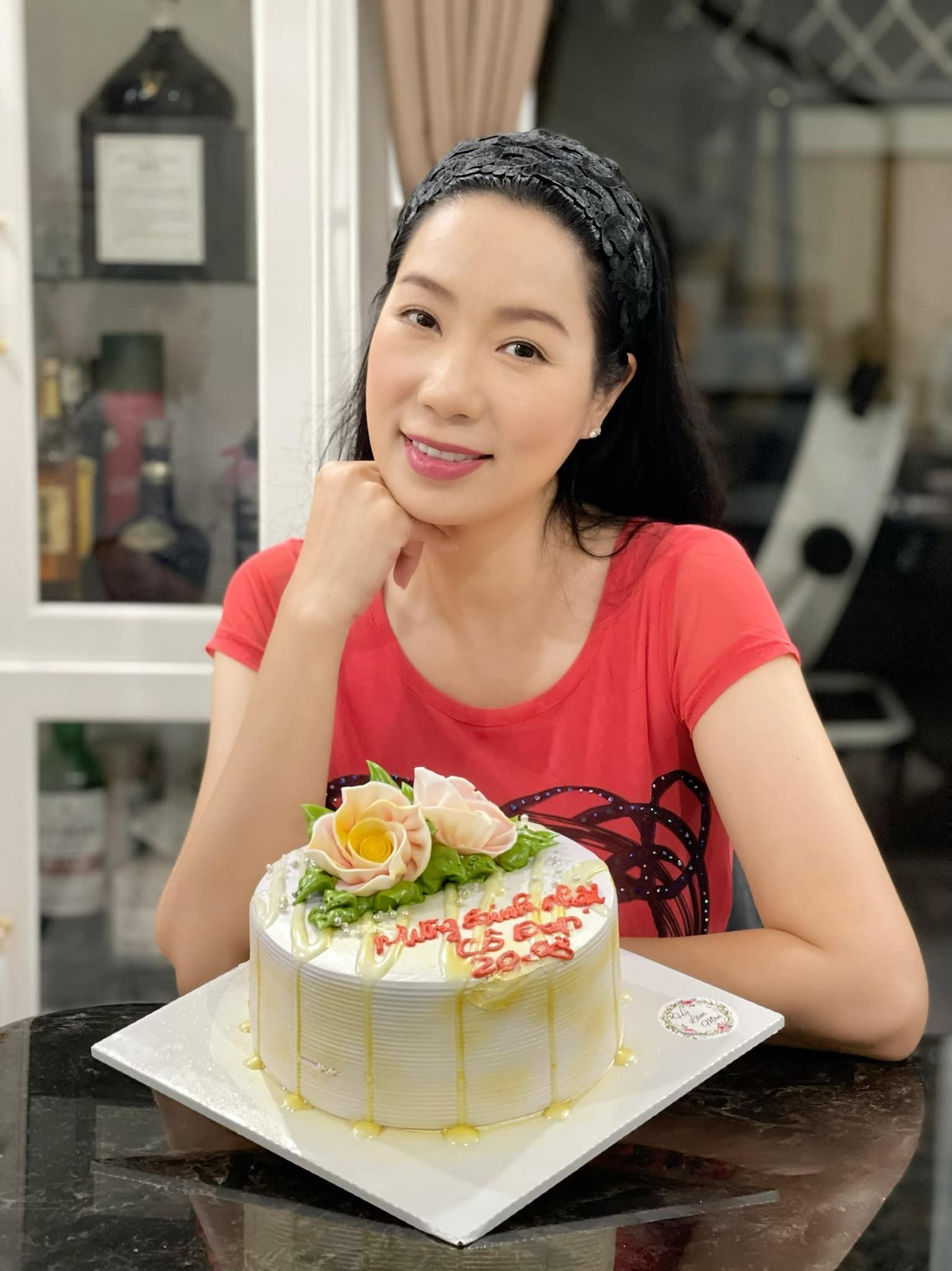 Á hậu Trịnh Kim Chi đón tuổi mới giản dị và ấm cúng tại gia trong tình hình dịch bệnh.