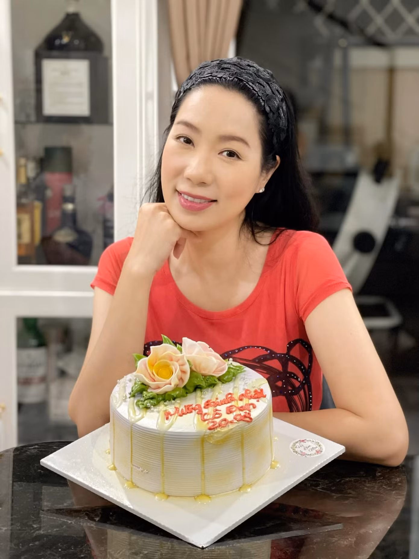 Á hậu Trịnh Kim Chi đón tuổi mới giản dị và ấm cúng tại gia trong tình hình dịch bệnh.