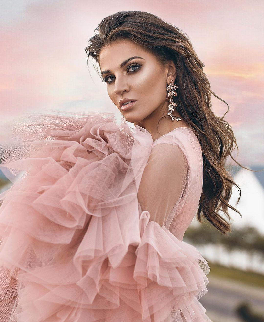 Tân Hoa hậu Siêu quốc gia 2021 sinh ra và lớn lên ở Windhoek (Namibia). Cô là một nhà thiết kế thời trang kiêm người người mẫu chuyên nghiệp tại quê nhà.