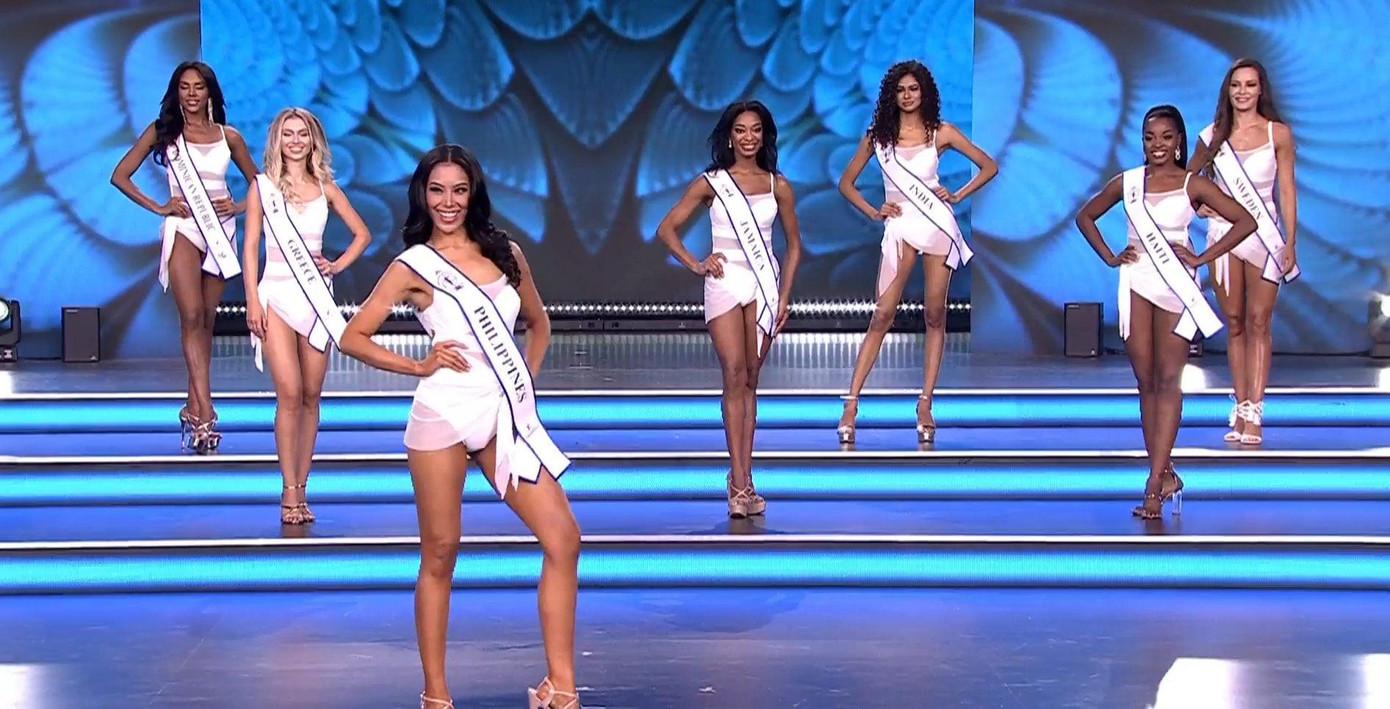 Các thí sinh trong phần trình diễn áo tắm. Các thí sinh trong phần trình diễn áo tắm.