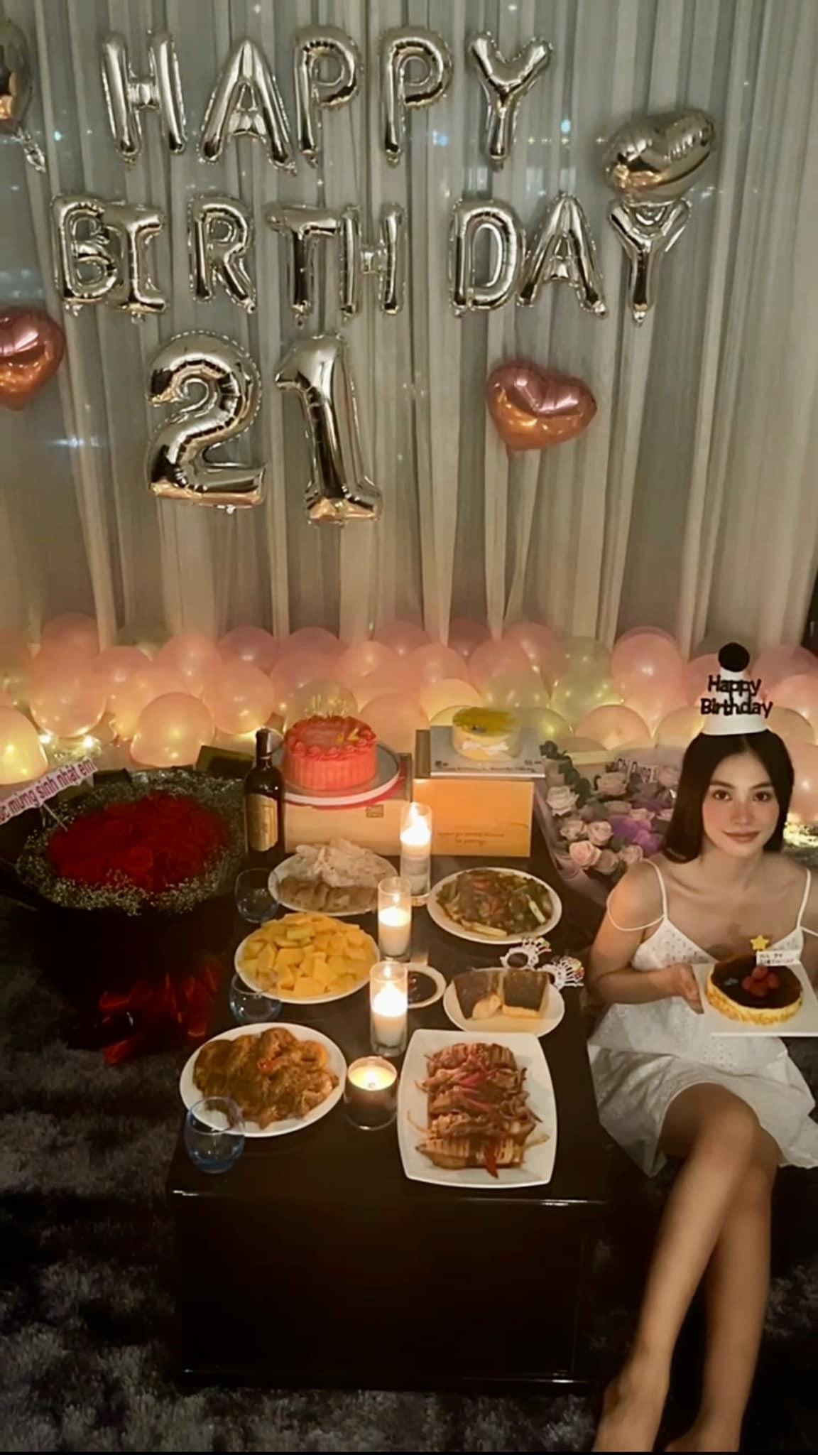 Năm nay do dịch bệnh nên Tiểu Vy đón tuổi mới một cách nhẹ nhàng, êm đềm.