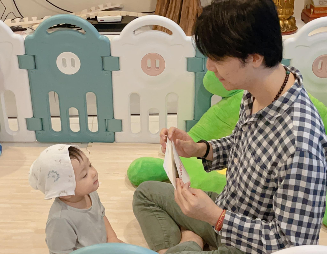 Á hậu Thuý Vân khoe ảnh ông xã và con trai cực đáng yêu.