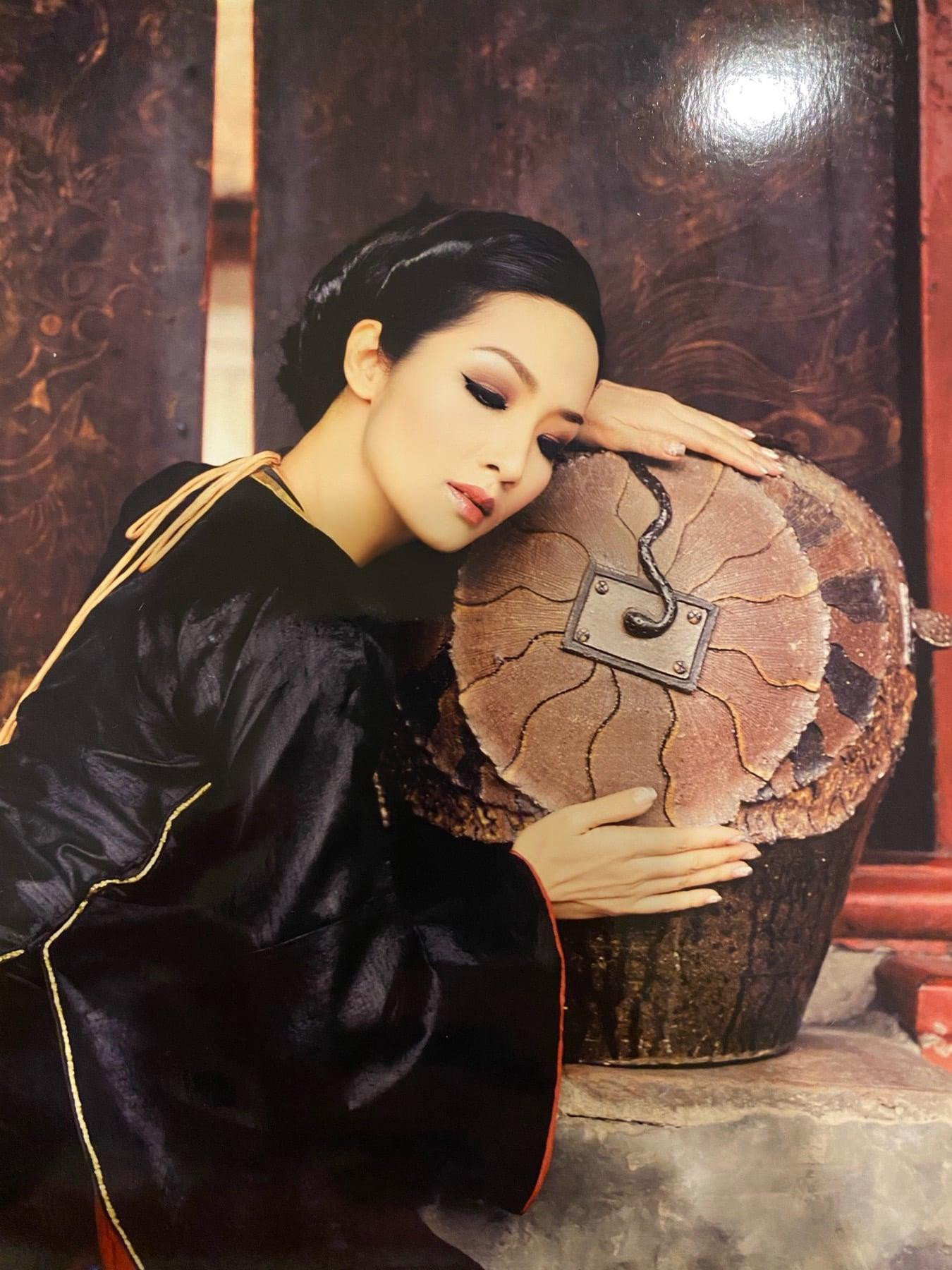 Hoa hậu Giáng My đẹp huyền bí, kiêu sa trong bộ sách ảnh "Huyền bí phương Đông" do chính cô sản xuất.