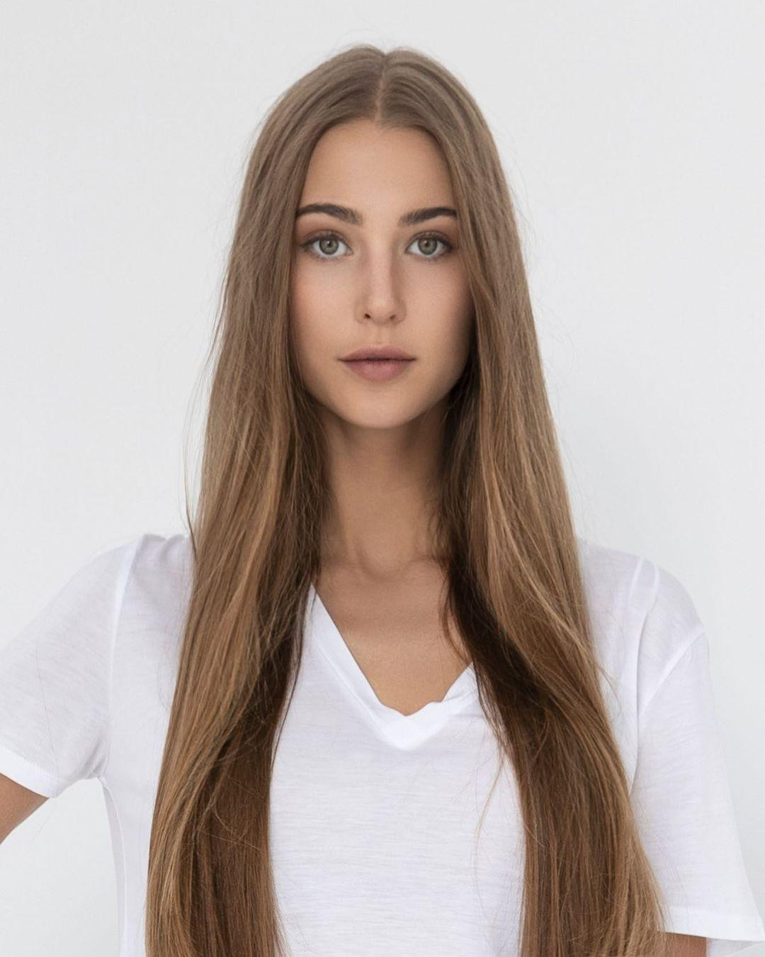 Cô sở hữu vẻ đẹp vô cùng ngọt ngào và thanh tao với đôi mắt xanh hút hồn và gương mặt xinh đẹp không tì vết. Cô sở hữu vẻ đẹp vô cùng ngọt ngào và thanh tao với đôi mắt xanh hút hồn và gương mặt xinh đẹp không tì vết.