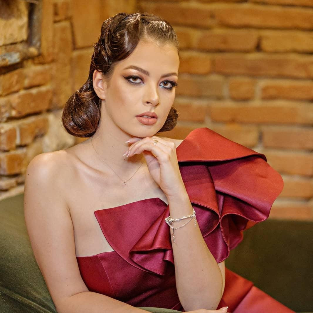 Năm 2016, người đẹp bắt đầu sự nghiệp người mẫu. Cô từng tham gia rất nhiều chương trình thời trang đình đám tại Romania như City Fashion Week 2016, Gala UAD 2017, City Fashion Week 2017.