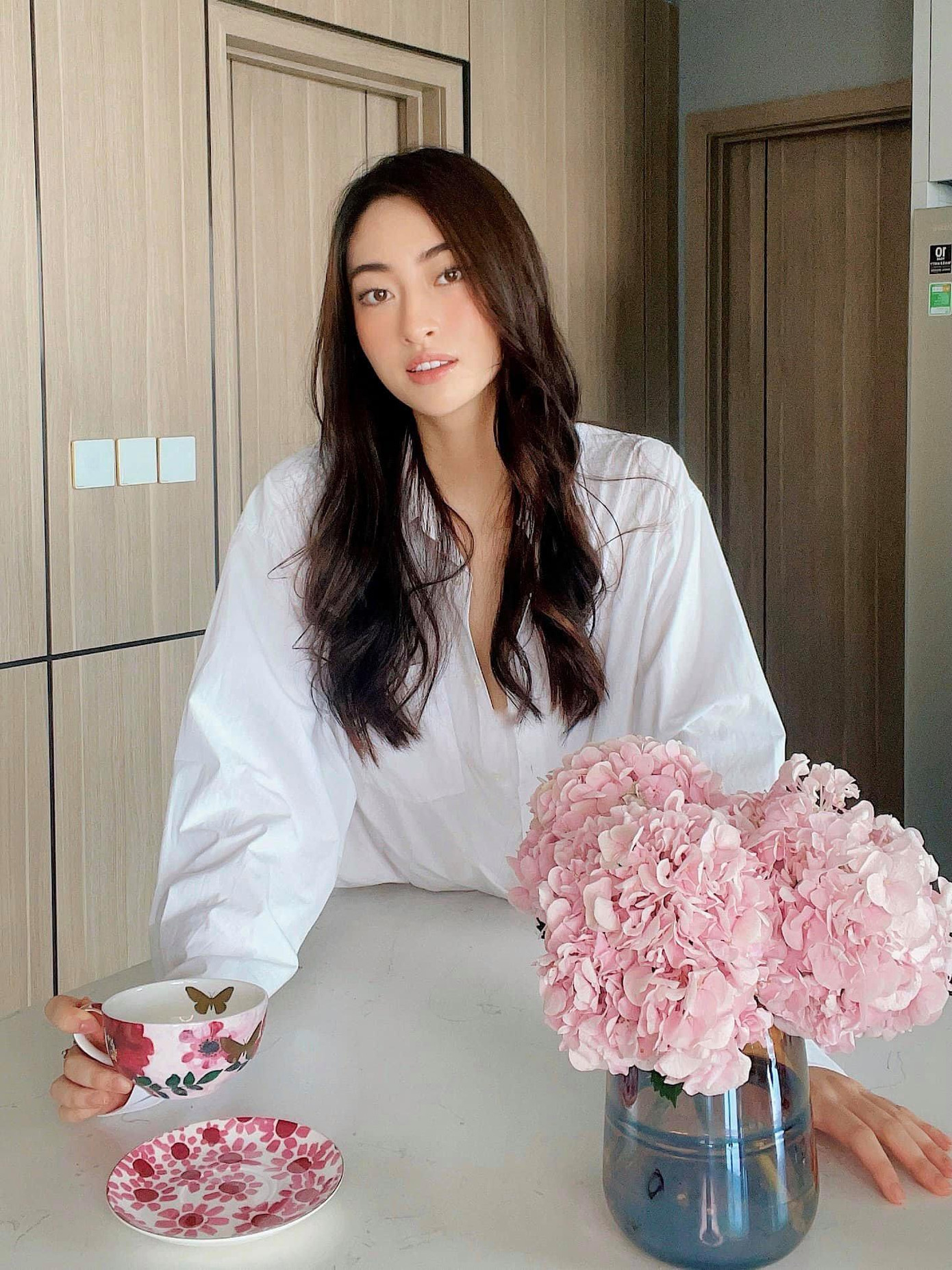 Chỉ diện áo sơ-mi trắng đơn giản, thanh lịch nhưng nàng hậu sinh năm 2000 vẫn hút hồn fans bởi thần thái xinh đẹp. Chỉ diện áo sơ-mi trắng đơn giản, thanh lịch nhưng nàng hậu sinh năm 2000 vẫn hút hồn fans bởi thần thái xinh đẹp.