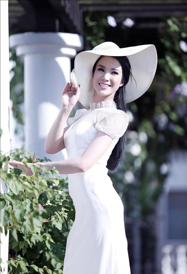 Từng lọt top 10 Vietnam's Next Top Model lại có năng khiếu nhảy múa từ bé, cộng với gương mặt xinh đẹp hút hồn nên năm đó Diệp Lâm Anh được truyền thông coi là một ứng cử viên nặng ký cho vương miện Hoa khôi.
