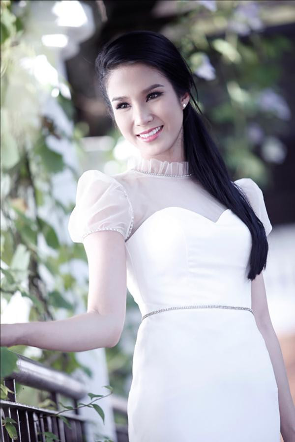 Tuy nhiên sau cuộc thi này cô lại không theo đuổi sự nghiệp người mẫu. Người đẹp đổi nghệ danh thành Diệp Lâm Anh và rẽ hướng sang ca hát và làm diễn viên. Trên đường tìm kiếm một danh hiệu để lấy đà vào showbiz, ít ai biết Diệp Lâm Anh từng tham gia cuộc thi sắc đẹp Miss Sport - Hoa khôi Thể thao vào năm 2012 được tổ chức ở Đà Nẵng.