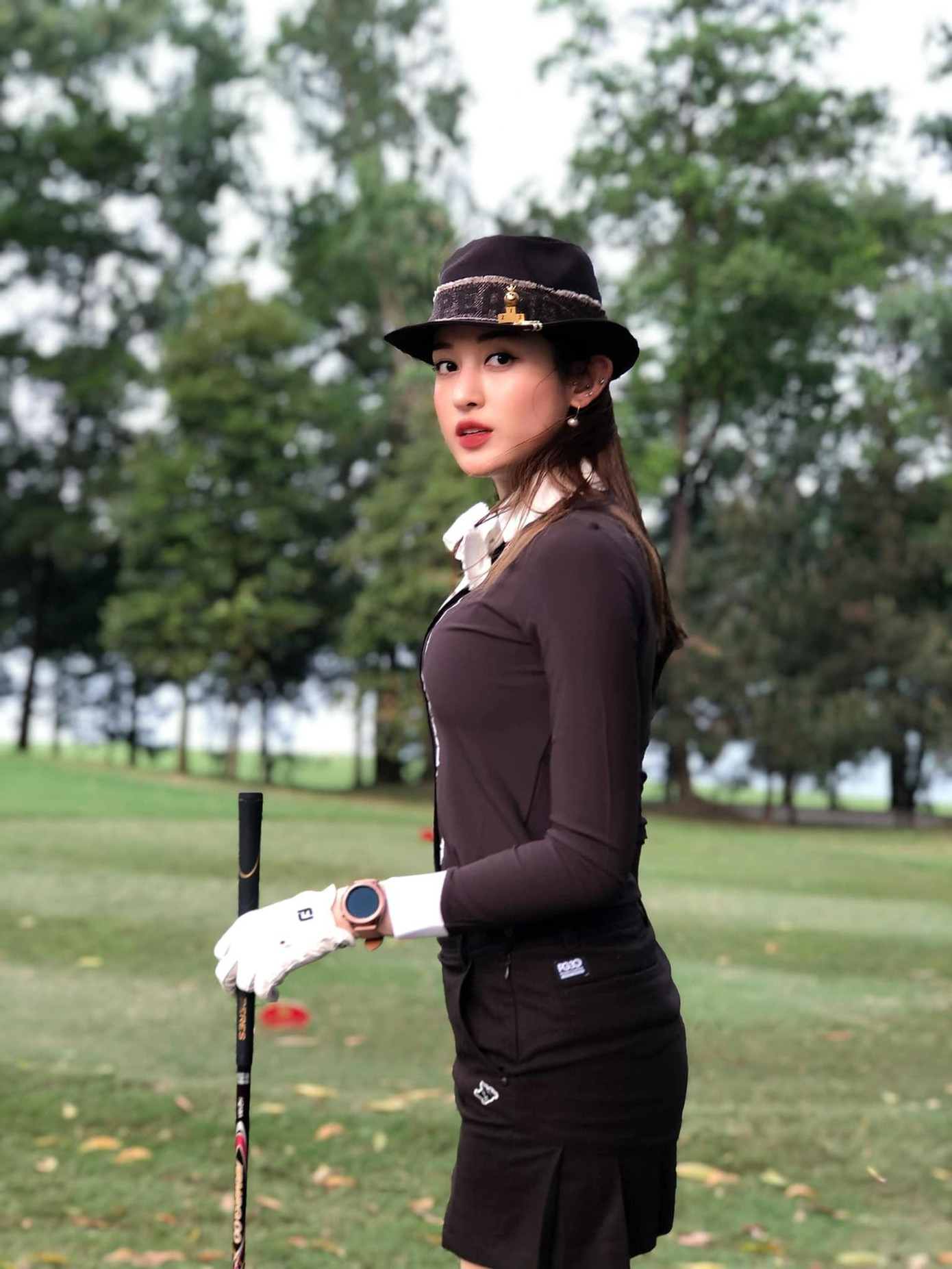 Bộ cánh này khiến cô trong như một cô nàng tiểu thư quý tộc trên sân golf. Bộ cánh này khiến cô trong như một cô nàng tiểu thư quý tộc trên sân golf.