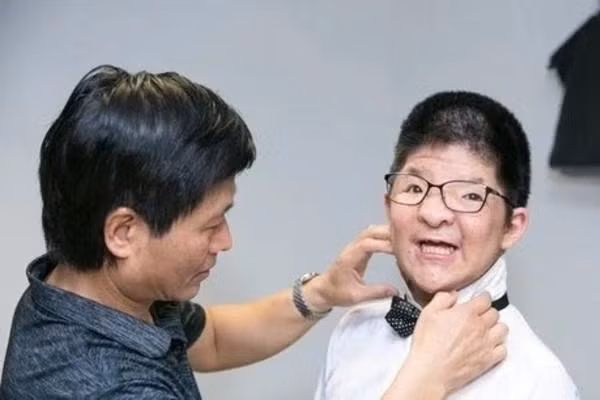 Bôm khá hụt hẫng vì phải chờ thêm 2 năm mới được phẫu thuật. Bôm khá hụt hẫng vì phải chờ thêm 2 năm mới được phẫu thuật.
