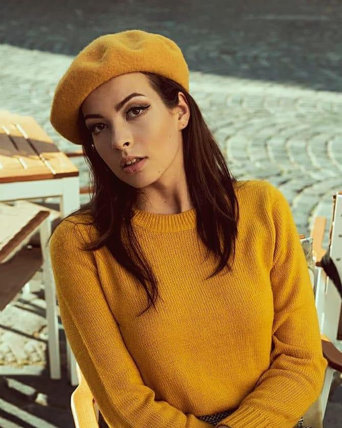 Cô từng là MC của đài Orizont TV và đài phát thanh Napoca Live.