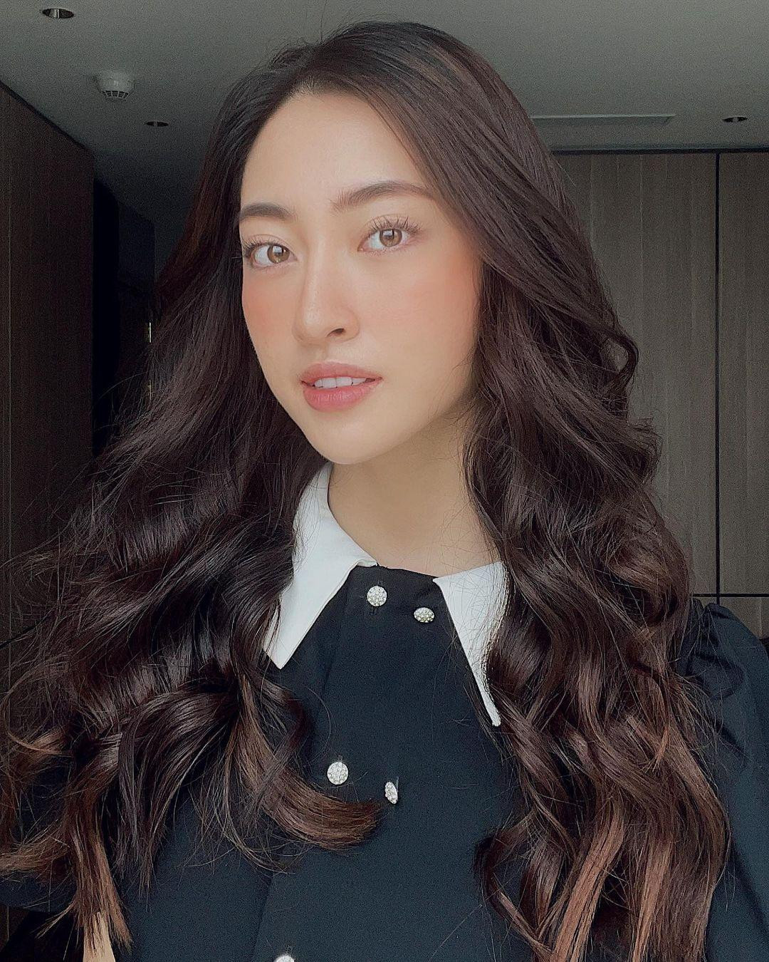 Hoa hậu Lương Thuỳ Linh đẹp yêu kiều tựa một nàng tiểu thư cổ điển.