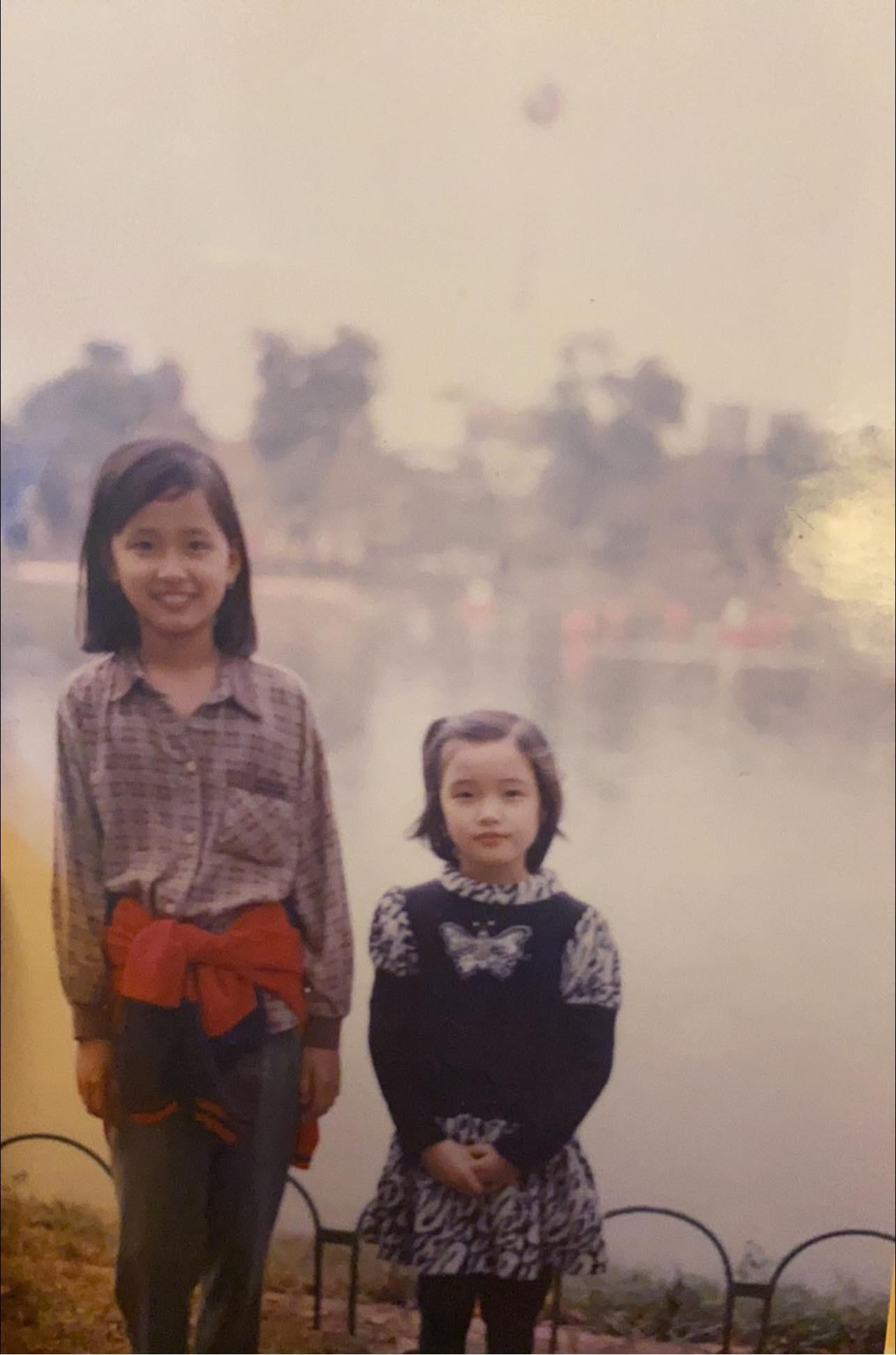 Mới đây trên trang cá nhân Hoa hậu Mai Phương Thuý đăng tải bức ảnh chụp cùng em gái tại hồ Gươm, Hà Nội ngày còn bé. Cô viết: "Hãy cho tôi câu Likes. Ở nhà lại còn xa quê tủi thân ghê. Hồ Gươm xa tôi vạn dặm vạn dặm rồi. Đường về nhà xa thật là xa...". Tuy nhiên, điều các fans chú ý nhất vẫn là chiều cao vượt trội ngay từ khi còn bé của Hoa hậu Việt Nam 2006. Mới đây trên trang cá nhân Hoa hậu Mai Phương Thuý đăng tải bức ảnh chụp cùng em gái tại hồ Gươm, Hà Nội ngày còn bé. Cô viết: "Hãy cho tôi câu Likes. Ở nhà lại còn xa quê tủi thân ghê. Hồ Gươm xa tôi vạn dặm vạn dặm rồi. Đường về nhà xa thật là xa...". Tuy nhiên, điều các fans chú ý nhất vẫn là chiều cao vượt trội ngay từ khi còn bé của Hoa hậu Việt Nam 2006.