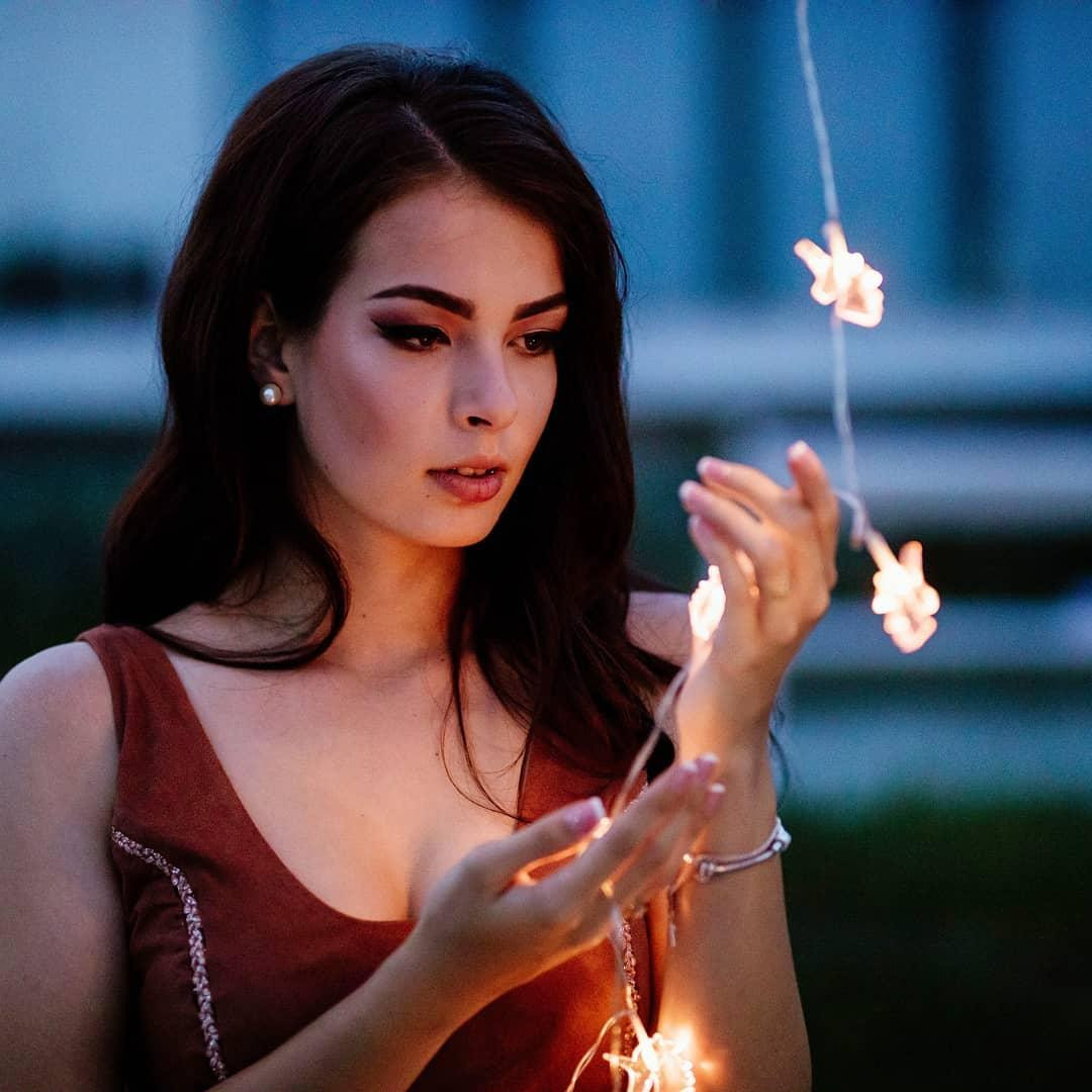 Carmina Elena Olimpia Coftas sở hữu một nhan sắc kiều diễm, được lòng công chúng. Cô được đánh giá cao ngay từ những ngày đầu của cuộc thi Miss Universe Romania 2021.