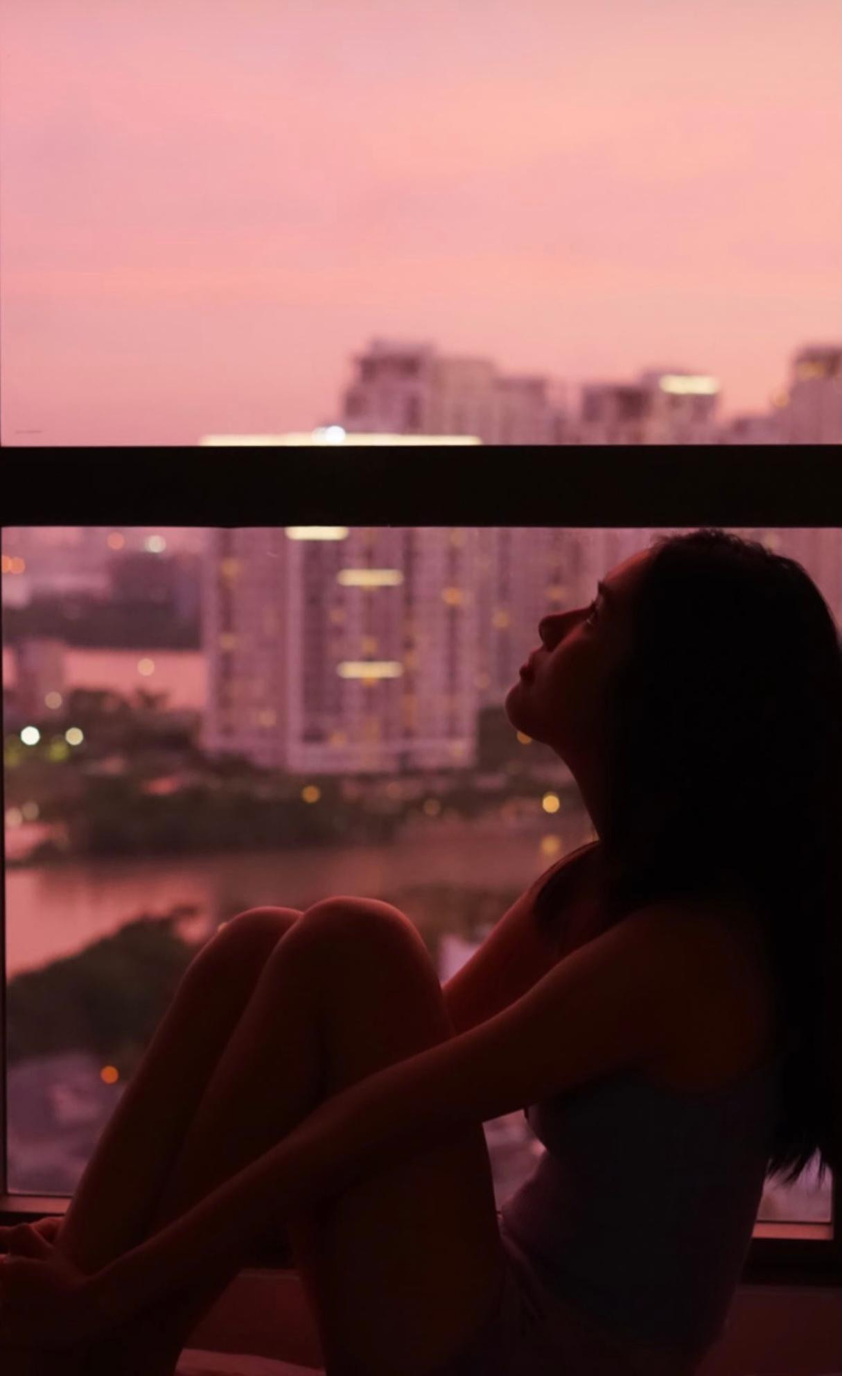 Á hậu Phương Anh tận hưởng khoảnh khắc hoàng hôn yên bình và lãng mạn bên khung cửa sổ trong những ngày giãn cách xã hội. Á hậu Phương Anh tận hưởng khoảnh khắc hoàng hôn yên bình và lãng mạn bên khung cửa sổ trong những ngày giãn cách xã hội.