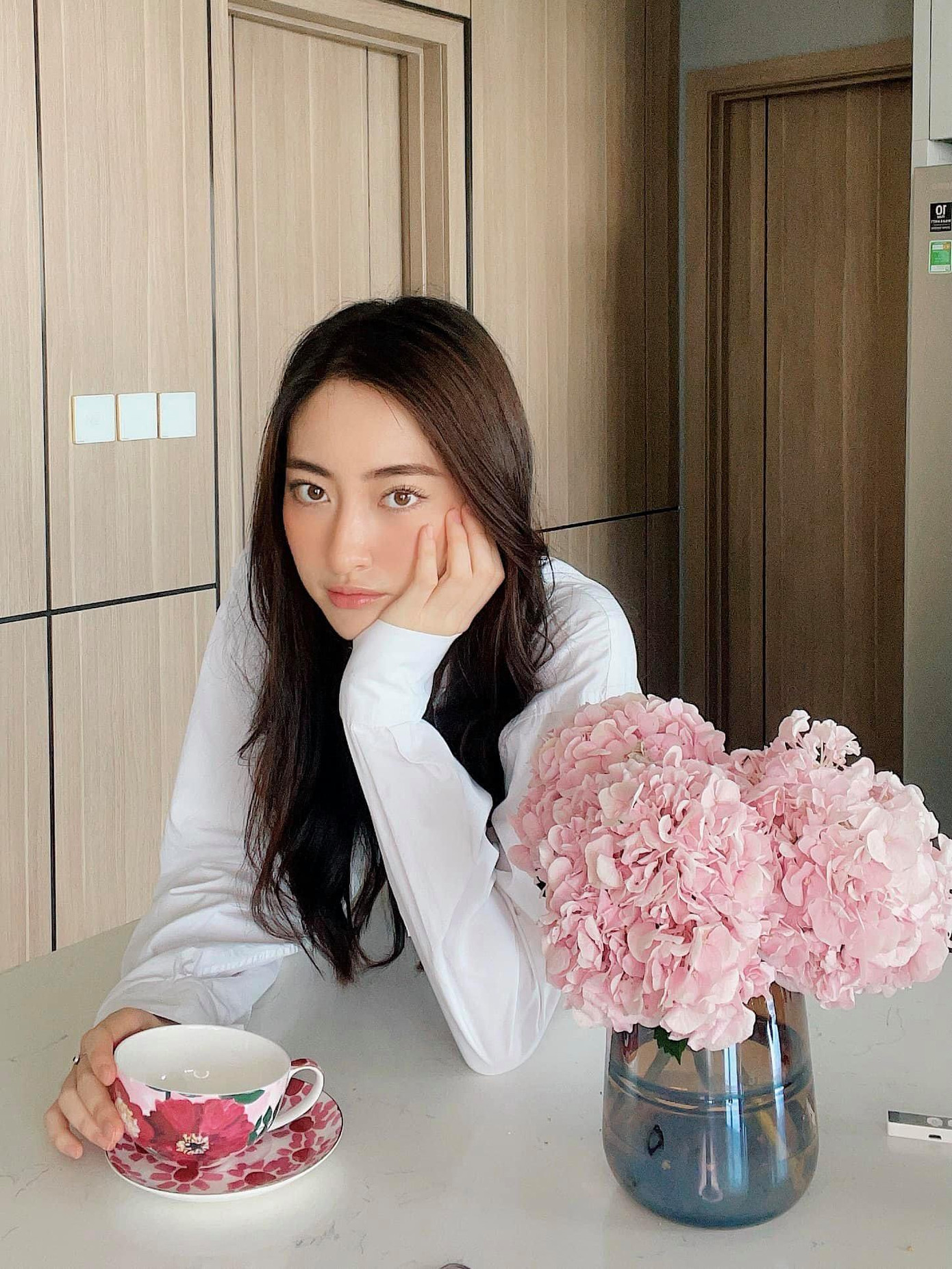 Hoa hậu Lương Thuỳ Linh tận hưởng ngày bình yên bên trong ngôi nhà xinh xắn của mình. Hoa hậu Lương Thuỳ Linh tận hưởng ngày bình yên bên trong ngôi nhà xinh xắn của mình.