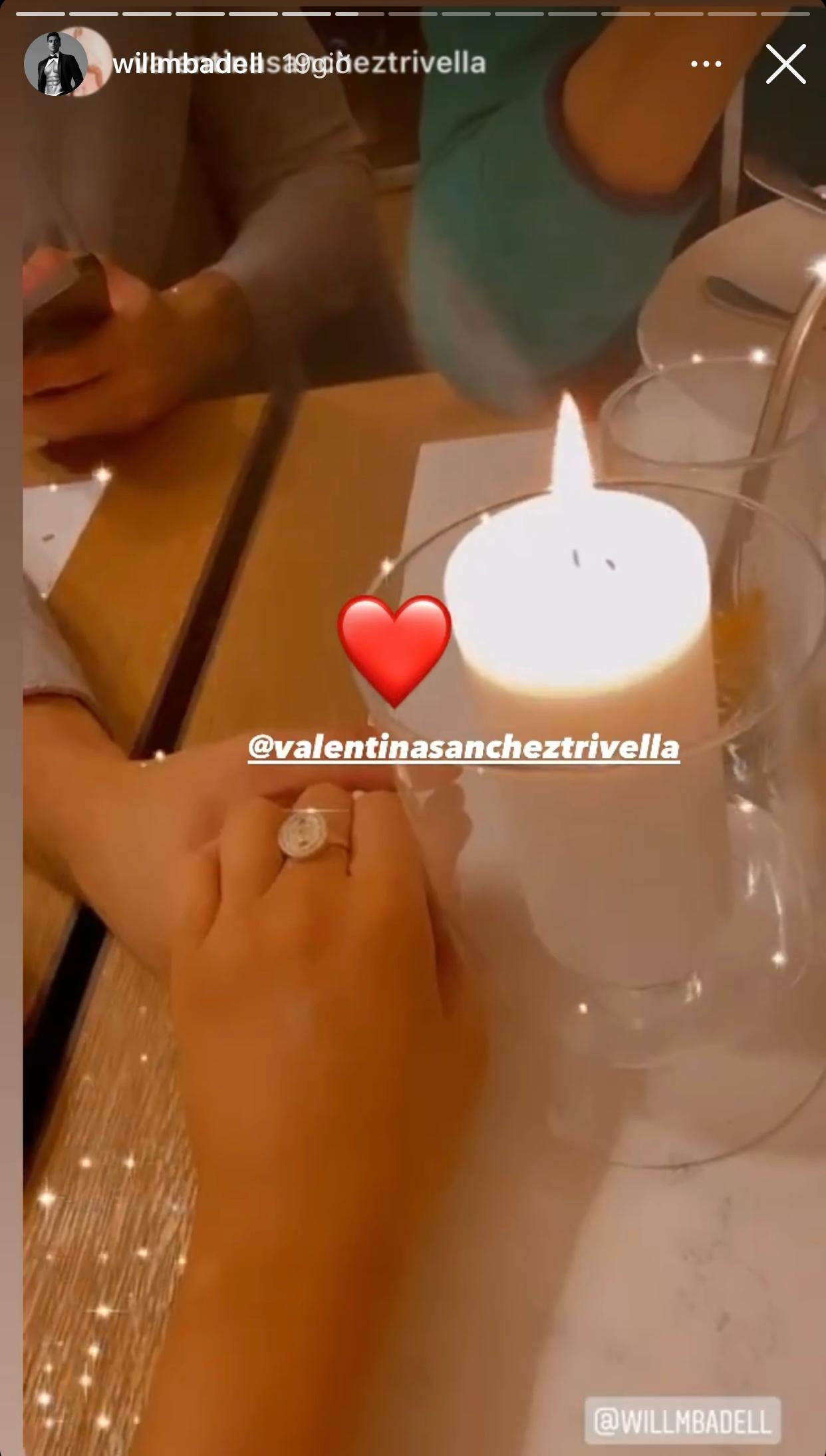 Họ đã có một buổi tối hẹn hò lãng mạn bên ánh nến. Họ đã có một buổi tối hẹn hò lãng mạn bên ánh nến.