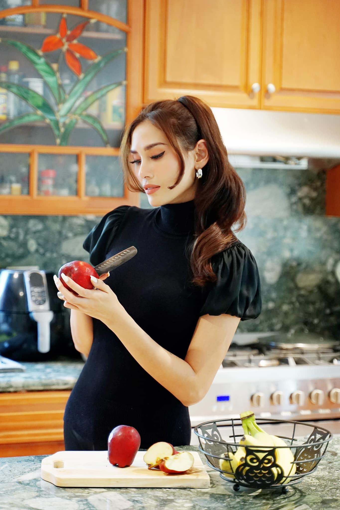 Người đẹp cũng rất ra dáng một người phụ nữ đảm đang với công việc bếp núc. Người đẹp cũng rất ra dáng một người phụ nữ đảm đang với công việc bếp núc.