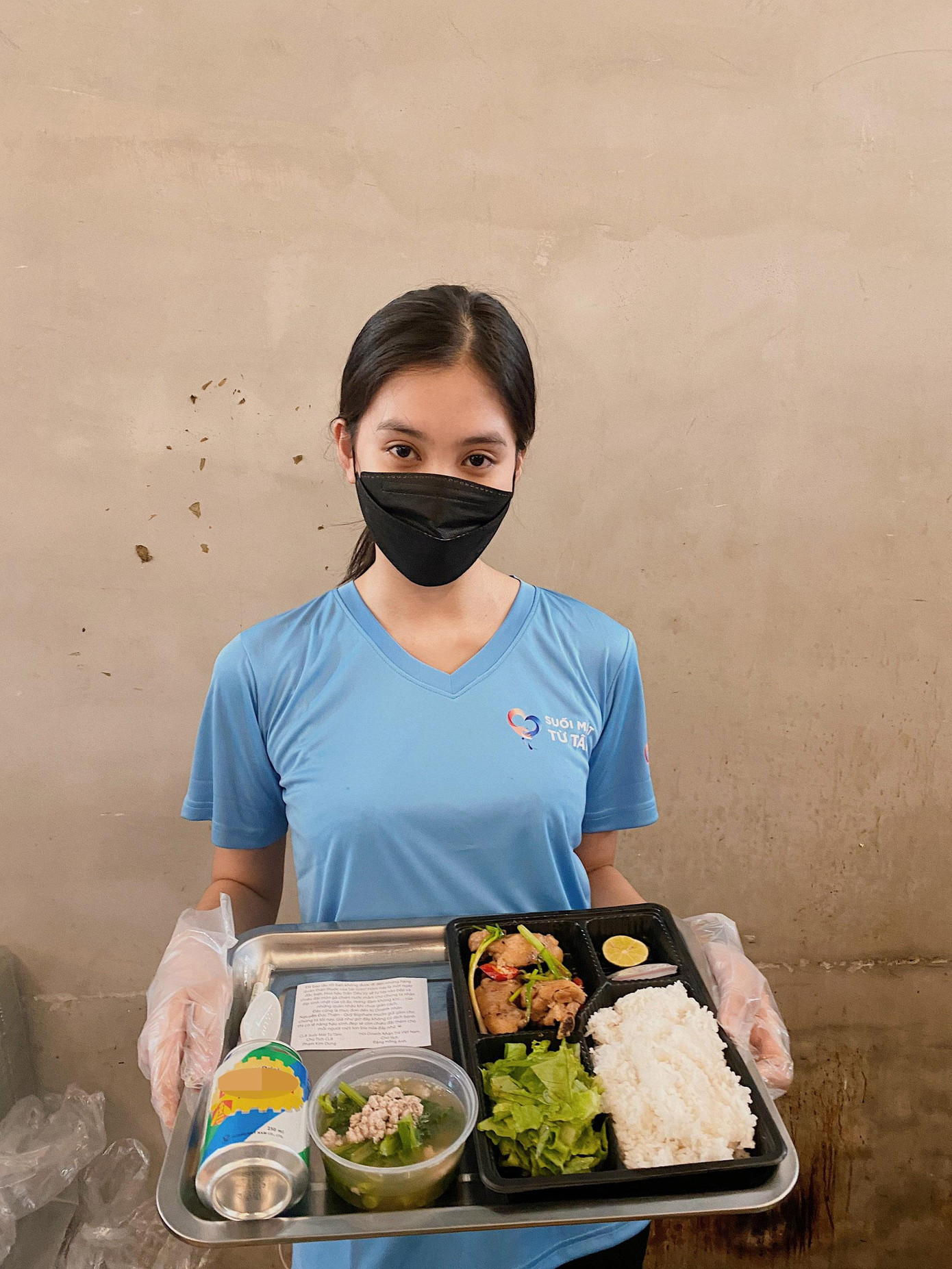 Nàng hậu xứ Quảng tích cực hoạt động tại bếp ăn từ thiện trong thời gian qua.