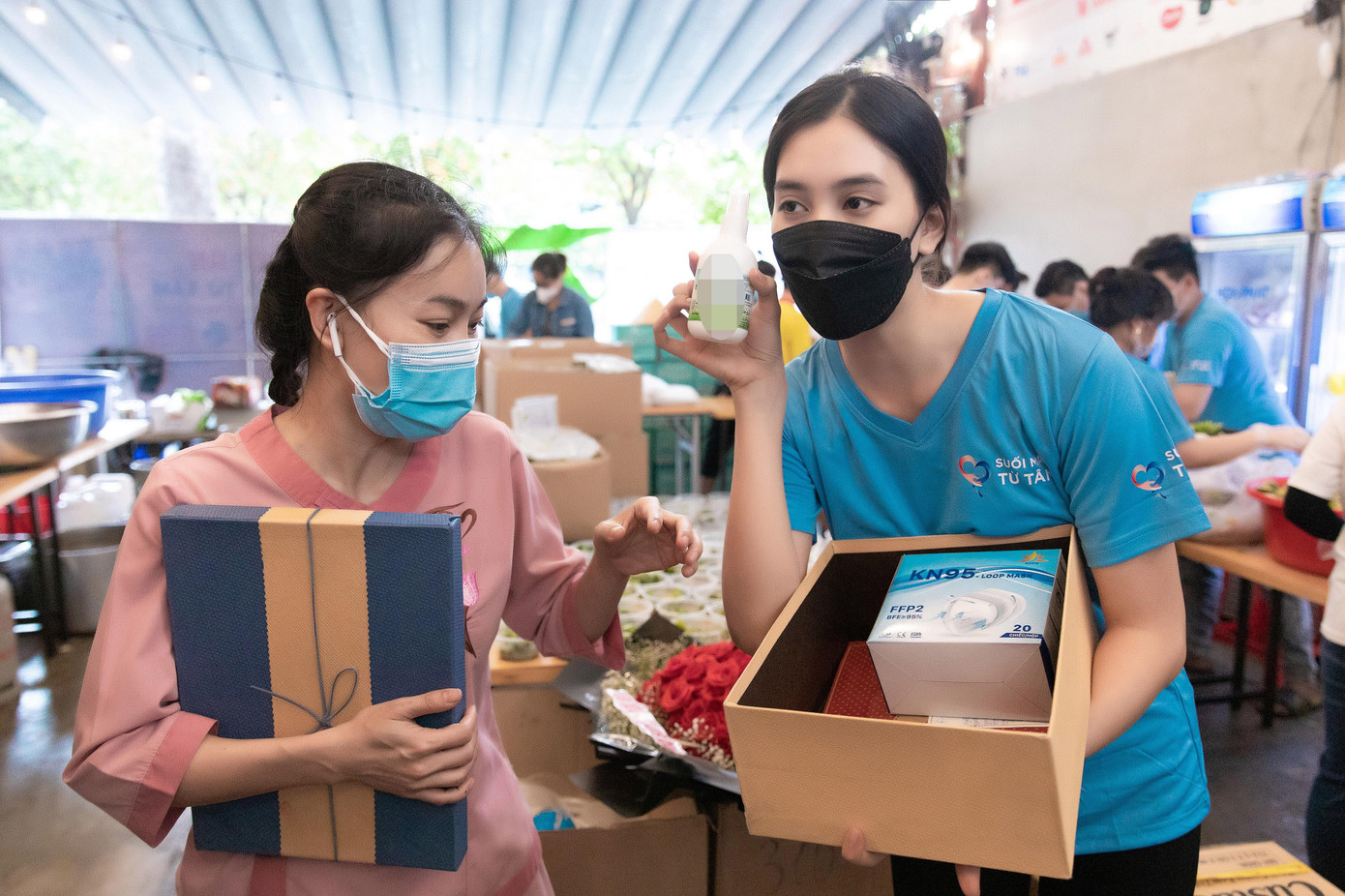 Cô bất ngờ khi được tặng những món quà đặc biệt như gạo, nước mắm, nước rửa tay, khẩu trang...