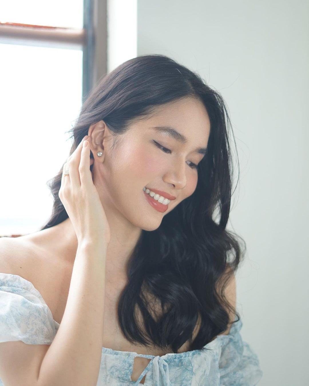 Á hậu Việt Nam 2020 diện váy hoa trễ vai khoe trọn bờ vai trần nuột nà, quyến rũ khiến fans xao xuyến.