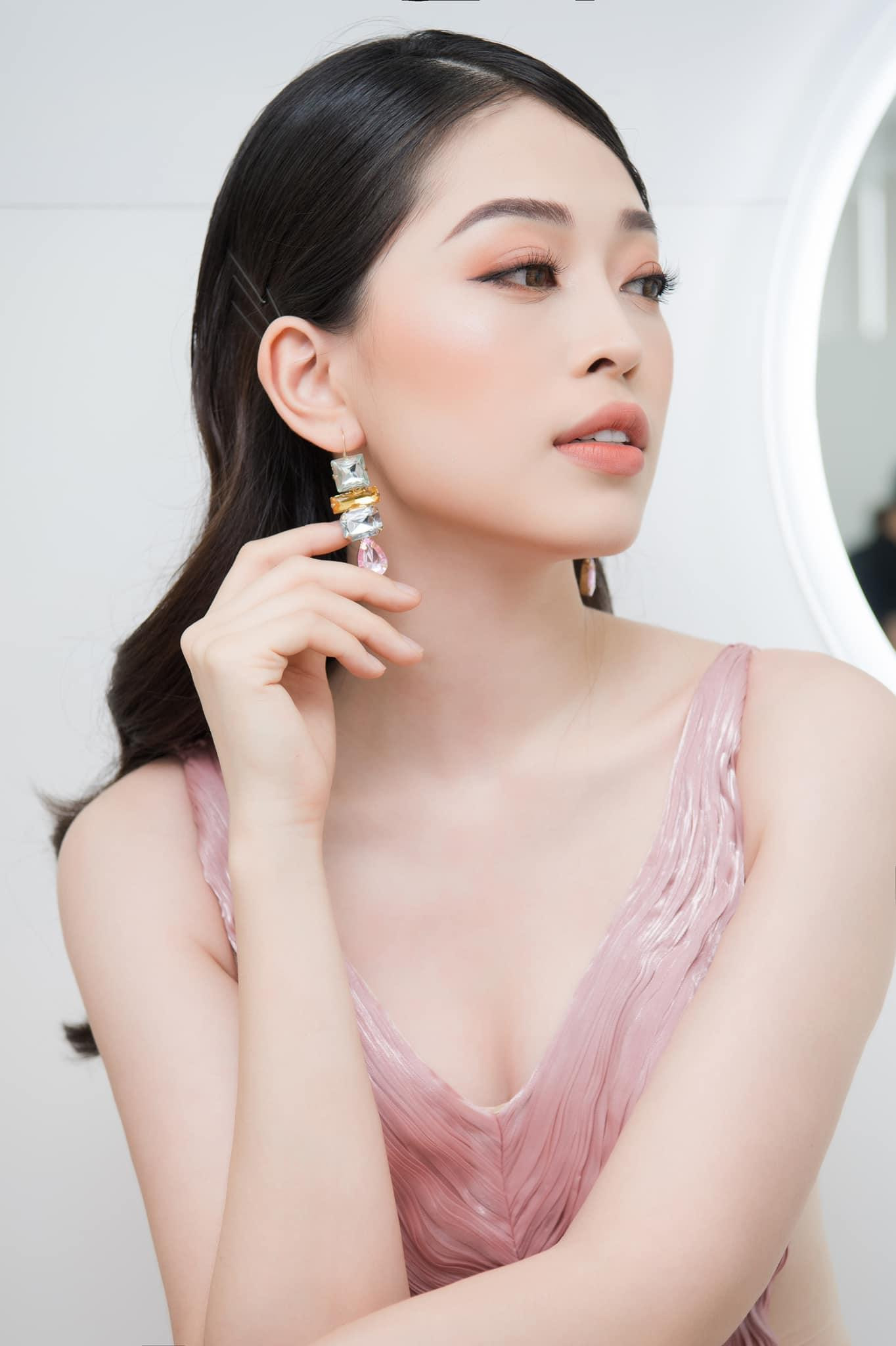 Á hậu Phương Nga diện váy trễ nải vòng một nóng bỏng, khoe làn da trắng ngần không tì vết.