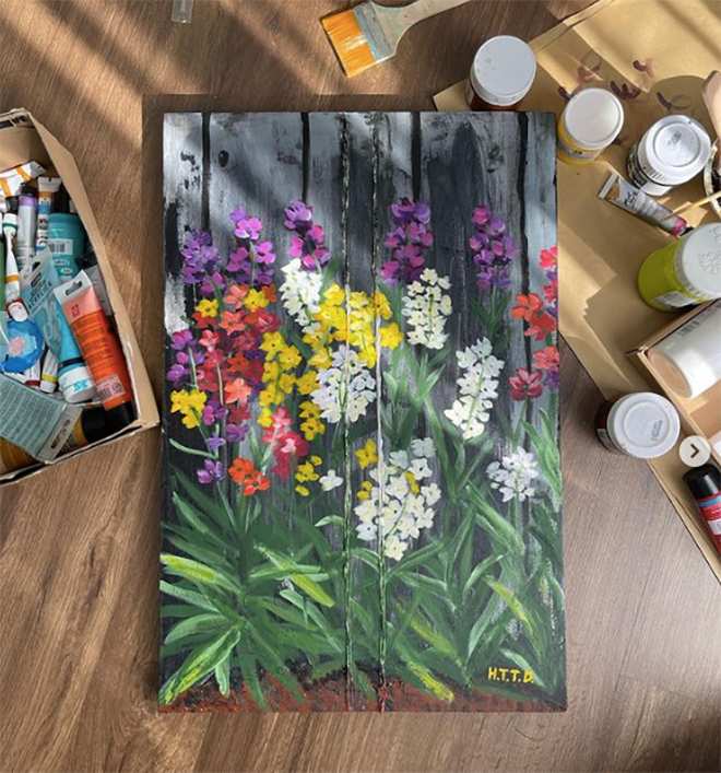 Á hậu Thuỳ Dung khoe bức tranh mà cô đã vẽ trong thời gian giãn cách xã hội.