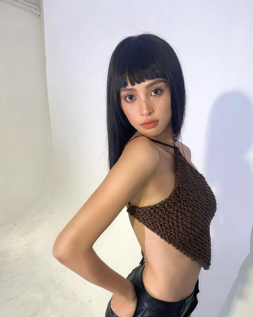 Hoa hậu Tiểu Vy cũng khiến fans 'xốn xang' vì tích cực khoe vòng eo 'con kiến' săn chắc cực kỳ nóng bỏng trên trang cá nhân.