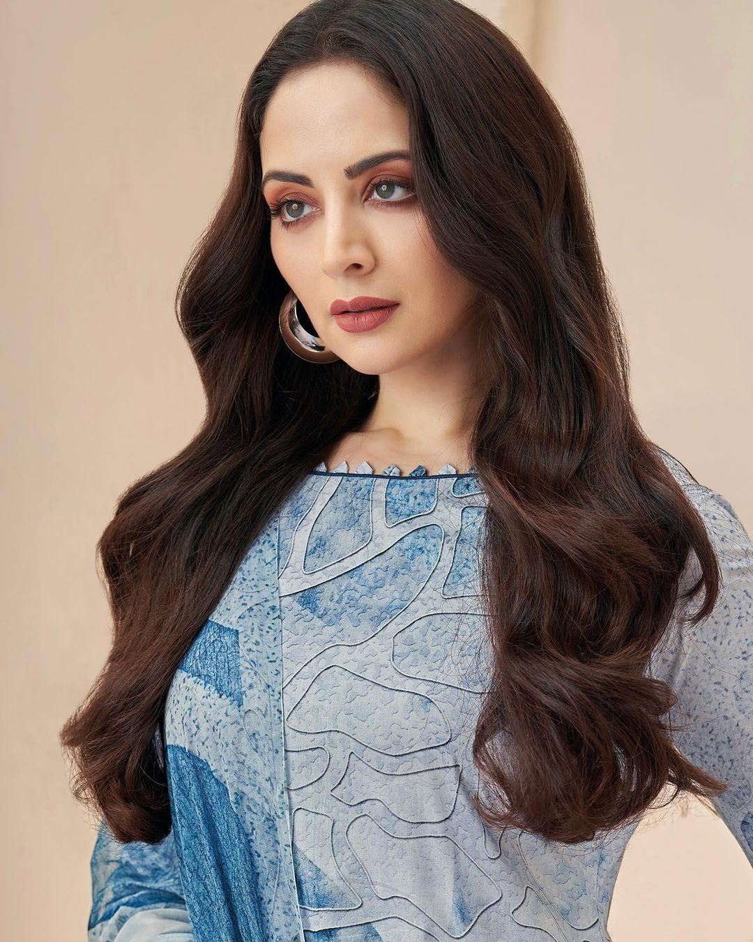 Zoya Afroz sinh năm 1995 và là một người mẫu, diễn viên có tiếng tại kinh đô điện ảnh Bollywood. Zoya Afroz sinh năm 1995 và là một người mẫu, diễn viên có tiếng tại kinh đô điện ảnh Bollywood.