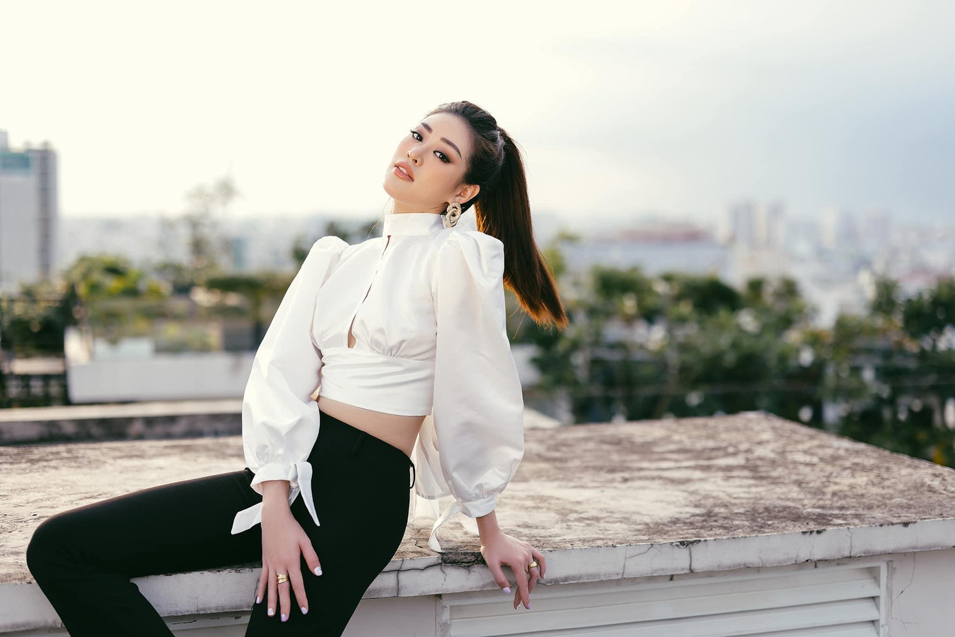 Hoa hậu Khánh Vân khoe eo thon nóng bỏng.