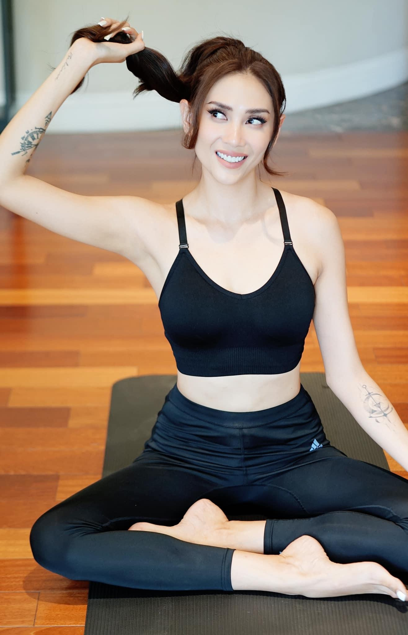 Cô khiến các fans trầm trồ khen ngợi vì đường con thon thả, quyến rũ. Cô khiến các fans trầm trồ khen ngợi vì đường con thon thả, quyến rũ.