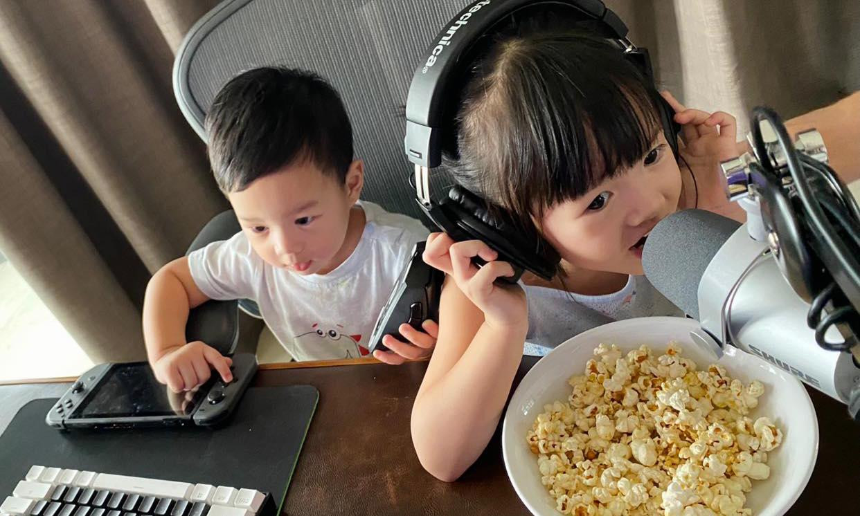 Mới đây trên trang cá nhân, ông xã của Hoa hậu Thu Thảo đăng tải bức ảnh hai con đang chơi đùa cực kỳ dễ thương gây chú ý với các fans. Bức ảnh đã nhanh chóng nhận được hơn 1.000 lượt like, đồng thời rất nhiều bạn bè, đồng nghiệp của vợ chồng Thu Thảo đã dành nhiều lời khen ngọt ngào cho công chúa và hoàng tử của họ.