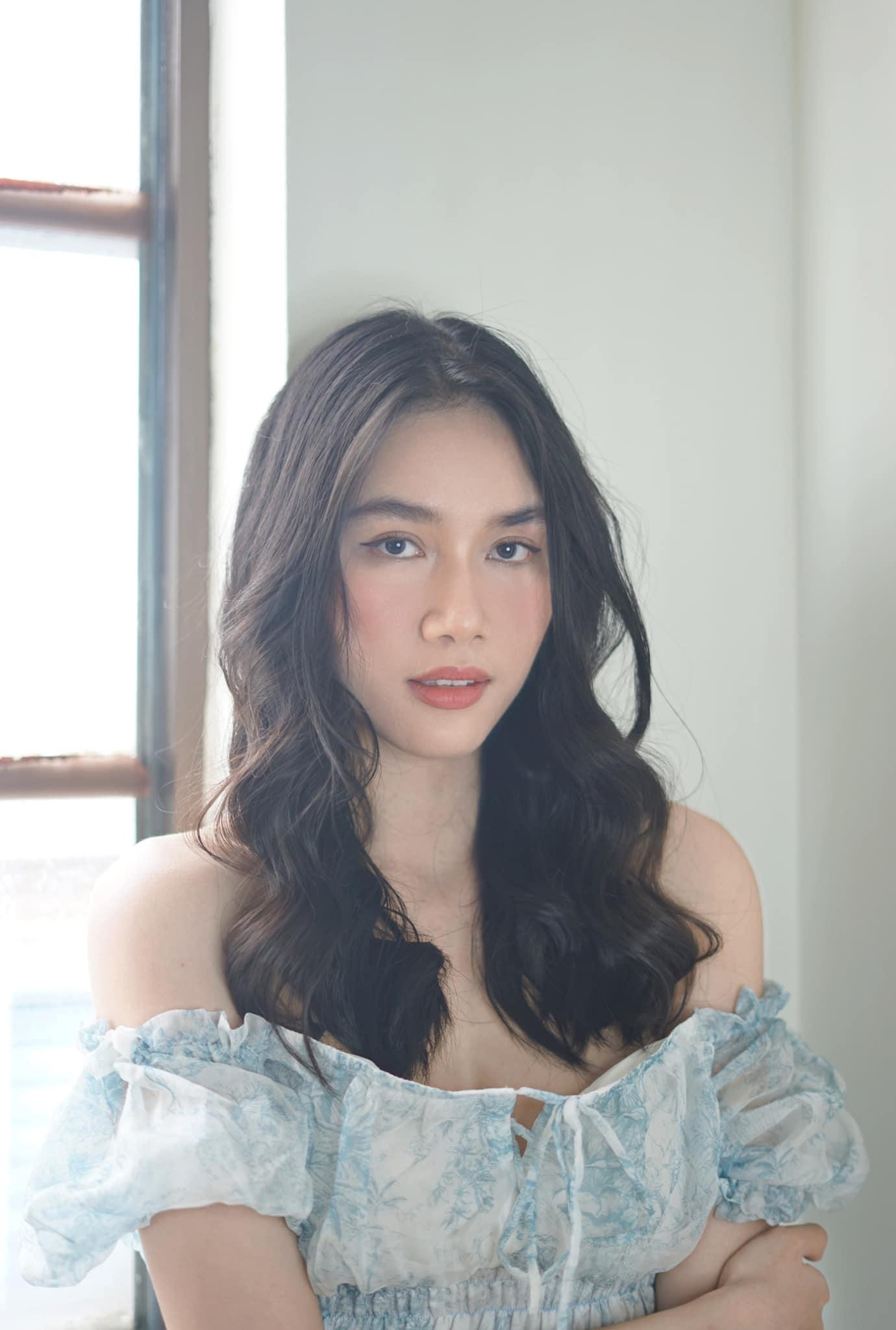 Á hậu Phương Anh diện váy trễ nải vai trần gợi cảm đẹp tựa 'nàng thơ'. Á hậu Phương Anh diện váy trễ nải vai trần gợi cảm đẹp tựa 'nàng thơ'.