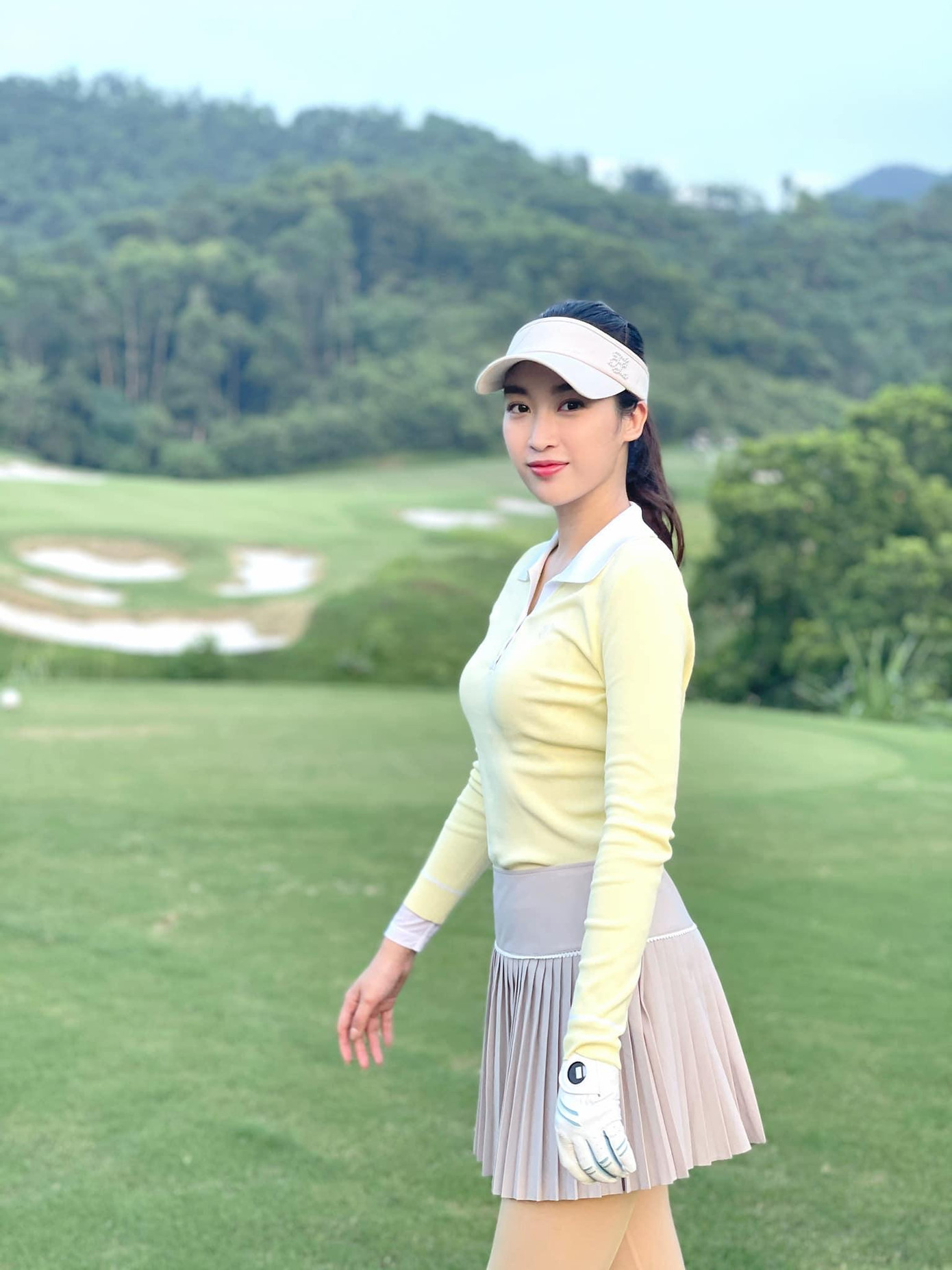 Hoa hậu Đỗ Mỹ Linh cũng mới gia nhập bộ môn golf với 'hội chị em' nhưng đã ngay lập tức gây chú ý bởi nhan sắc xinh đẹp của mình. Hoa hậu Đỗ Mỹ Linh cũng mới gia nhập bộ môn golf với 'hội chị em' nhưng đã ngay lập tức gây chú ý bởi nhan sắc xinh đẹp của mình.