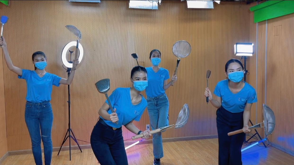 Dàn hậu xinh đẹp thể hiện "vũ đạo múa vá" đáng yêu trong MV của Kiều Loan. Dàn hậu xinh đẹp thể hiện "vũ đạo múa vá" đáng yêu trong MV của Kiều Loan.