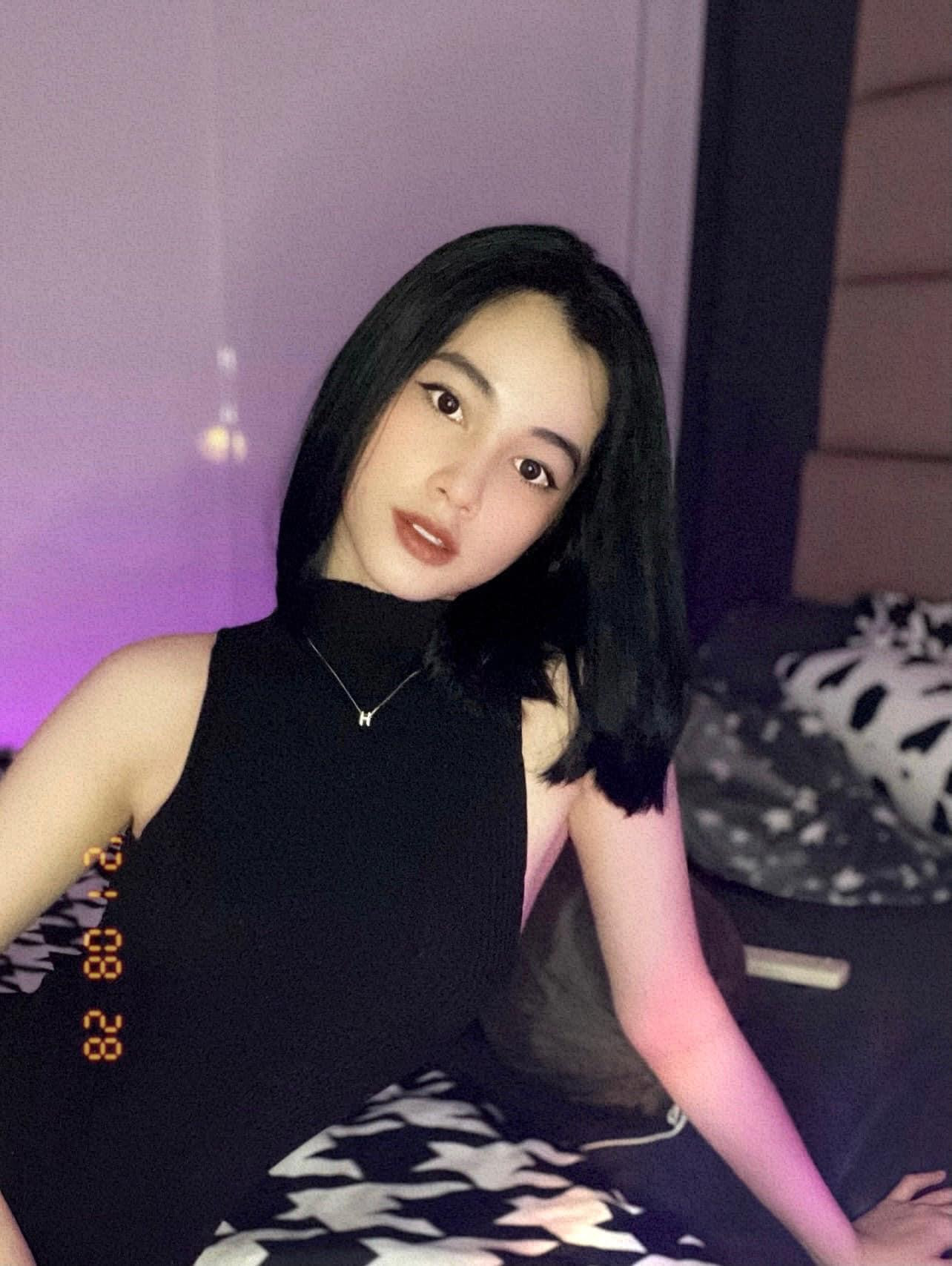 Người đẹp Cẩm Đan khoe vóc dáng gợi cảm khi ở nhà tránh dịch. Người đẹp Cẩm Đan khoe vóc dáng gợi cảm khi ở nhà tránh dịch.