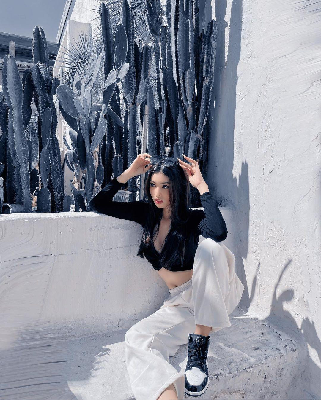 Á hậu Ngọc Thảo cũng là một trong những người đẹp giữ được vòng eo đáng ngưỡng mộ trong đợt giãn cách vừa qua.