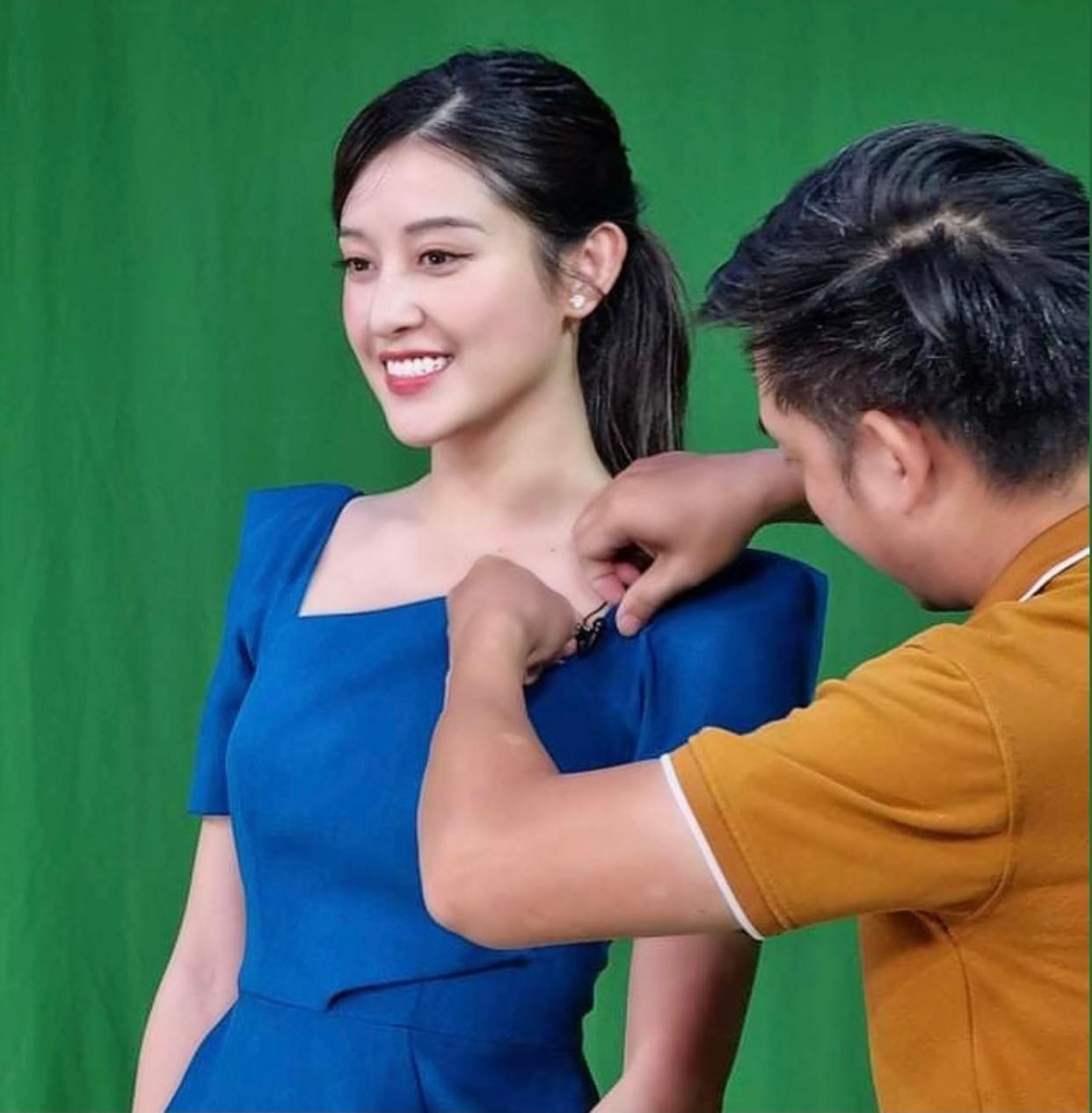 Á hậu Huyền My chăm chỉ trên trường quay của chương trình thể thao.