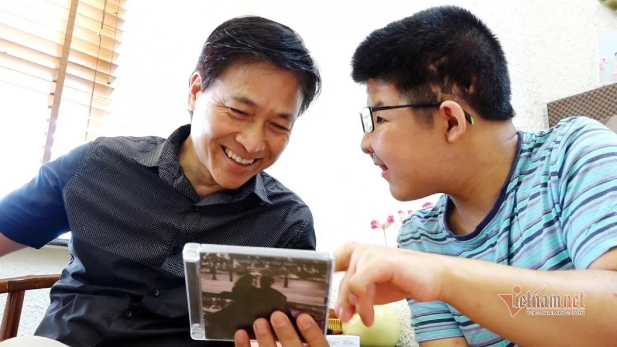 Hai bố con diễn viên Quốc Tuấn.