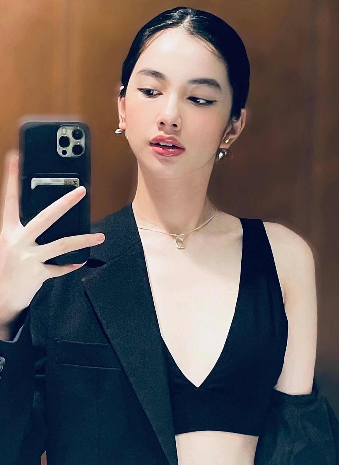 Người đẹp Cẩm Đan diện mốt khoe nội y táo bạo và gợi cảm khi ở nhà tránh dịch.