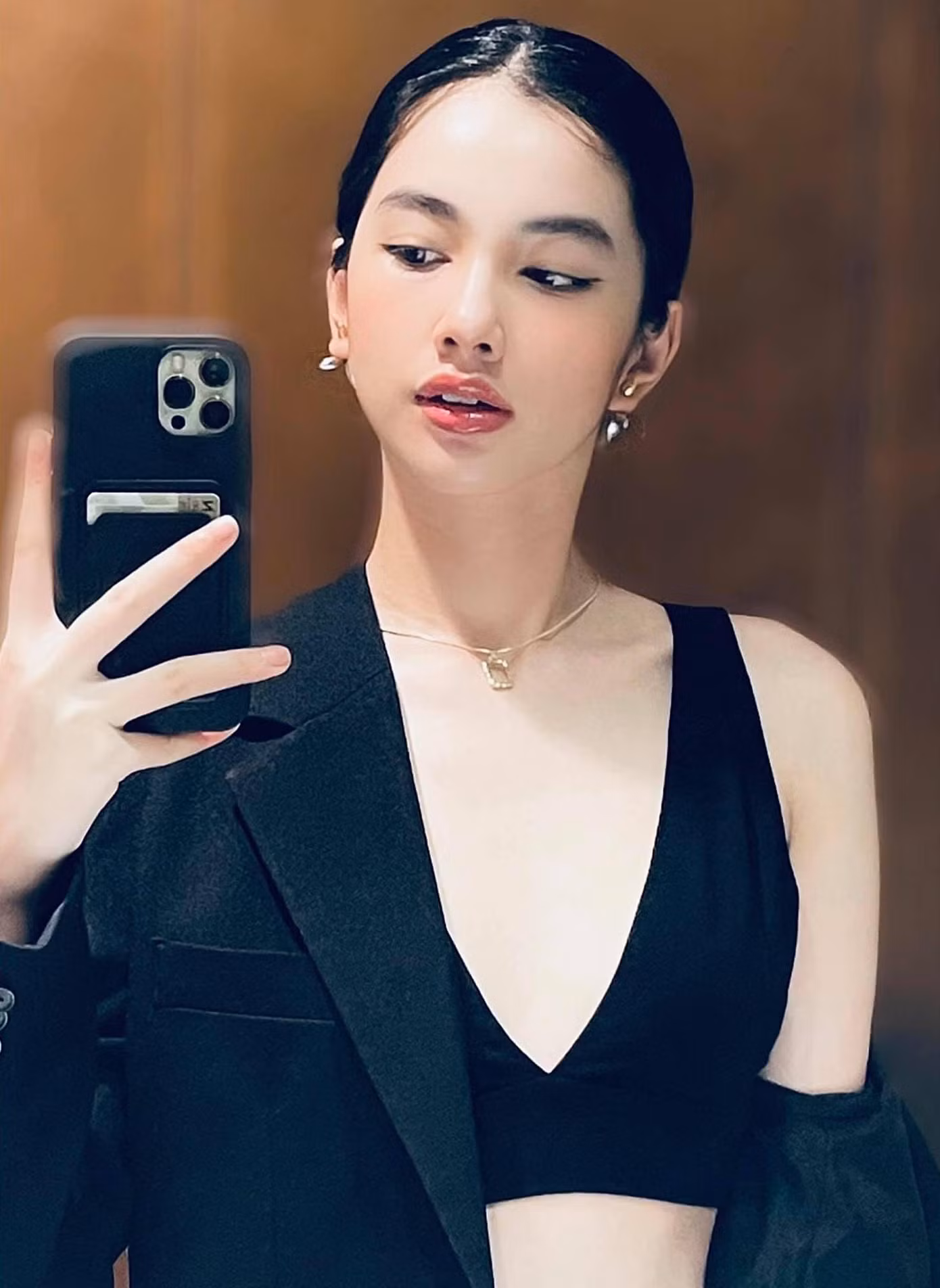Người đẹp Cẩm Đan diện mốt khoe nội y táo bạo và gợi cảm khi ở nhà tránh dịch.