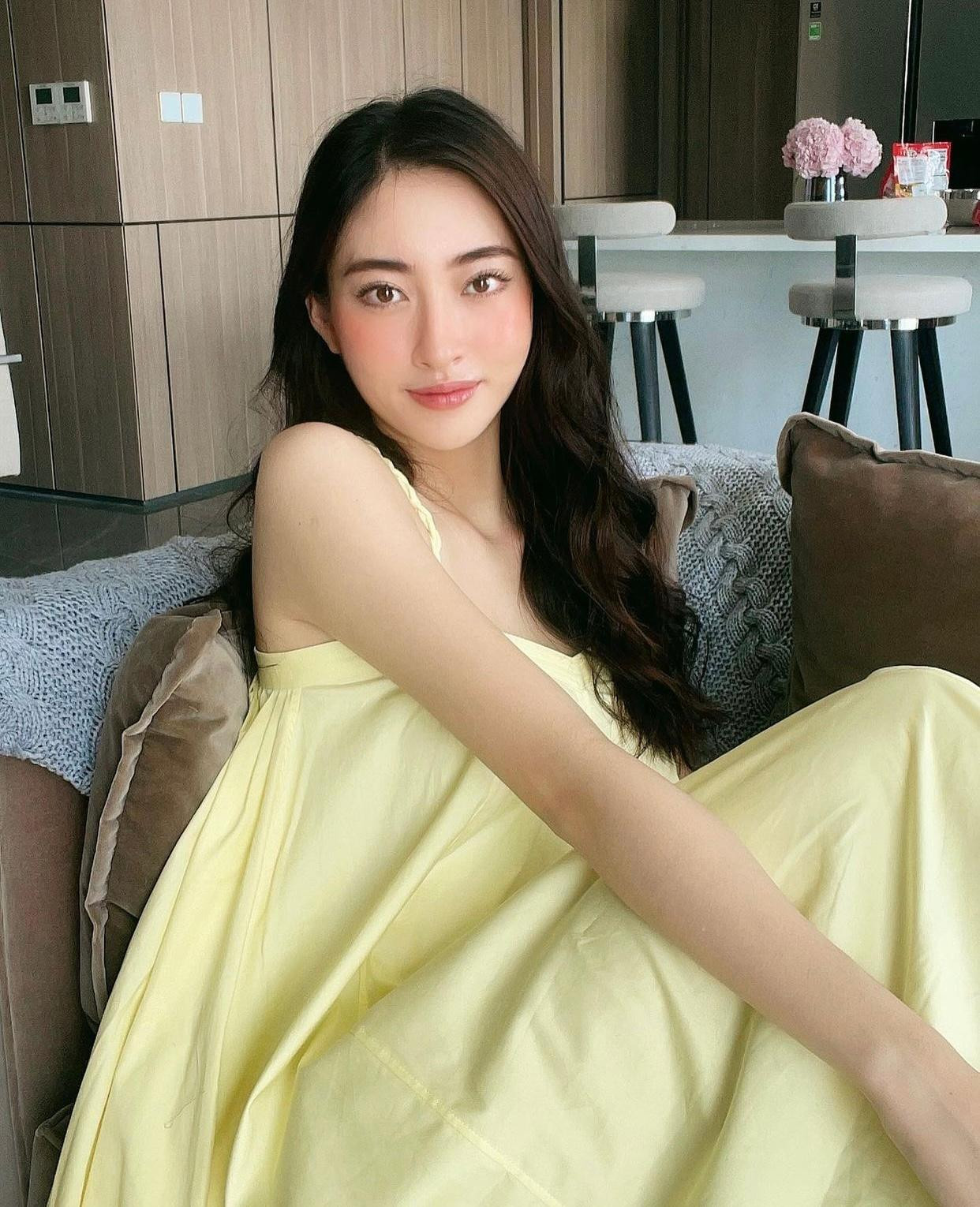 Ở nhà thực hiện giãn cách xã hội nhưng Lương Thuỳ Linh vẫn giữ tinh thần thoải mái, rạng rỡ.