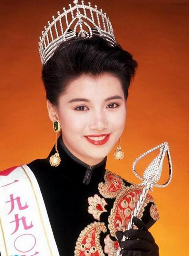 Viên Vịnh Nghi sinh năm 1971, đăng quang Hoa hậu Hồng Kông năm 1990. Ngoài ra, Viên Vịnh Nghi còn đoạt danh hiệu Người đẹp ăn ảnh. Tại cuộc thi Hoa hậu Hồng Kông 1990, gương mặt đẹp hoàn hảo, vóc dáng gợi cảm cùng sự thông minh đã giúp Viên Vịnh Nghi giành chiến thắng tuyệt đối.