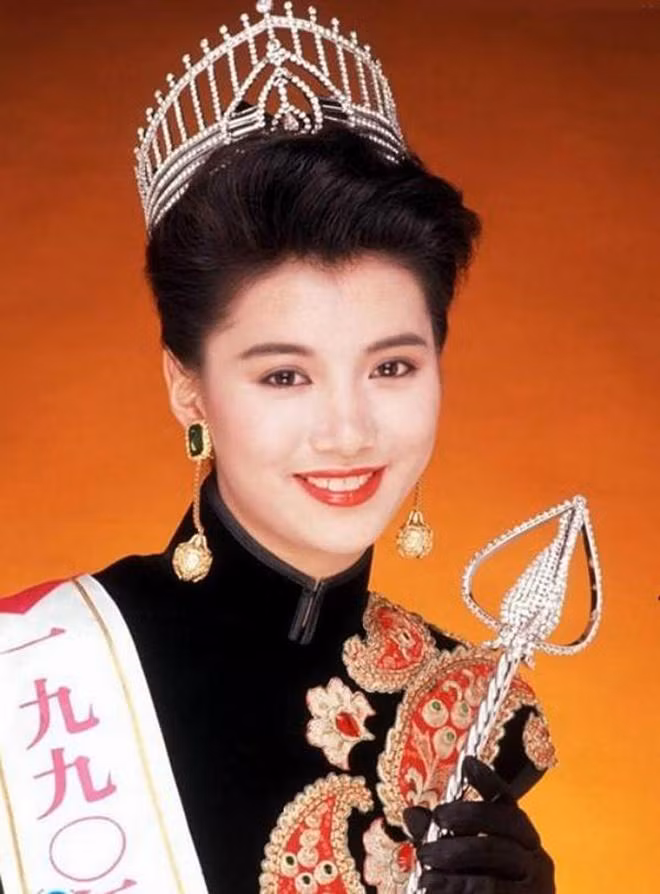 Viên Vịnh Nghi sinh năm 1971, đăng quang Hoa hậu Hồng Kông năm 1990. Ngoài ra, Viên Vịnh Nghi còn đoạt danh hiệu Người đẹp ăn ảnh. Tại cuộc thi Hoa hậu Hồng Kông 1990, gương mặt đẹp hoàn hảo, vóc dáng gợi cảm cùng sự thông minh đã giúp Viên Vịnh Nghi giành chiến thắng tuyệt đối.