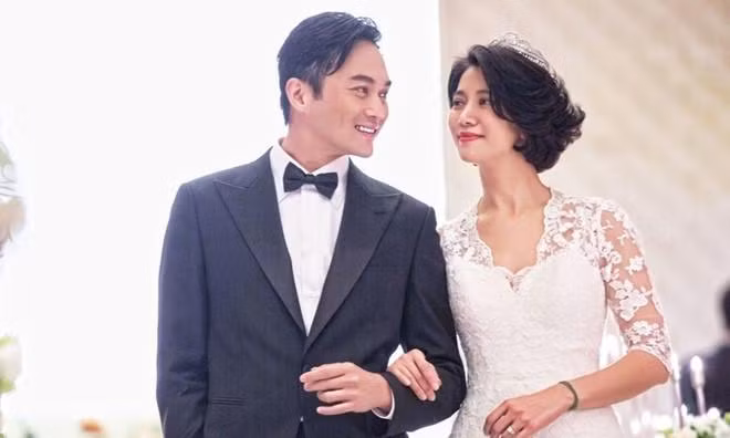 Sau 30 năm đăng quang Hoa hậu Hồng Kông, Viên Vịnh Nghi có cuộc sống và sự nghiệp viên mãn bên tài tử Trương Trí Lâm khiến nhiều người ngưỡng mộ. Họ trở thành một cặp đôi quyền lực của làng giải trí và vẫn còn giữ được sức hút của mình.