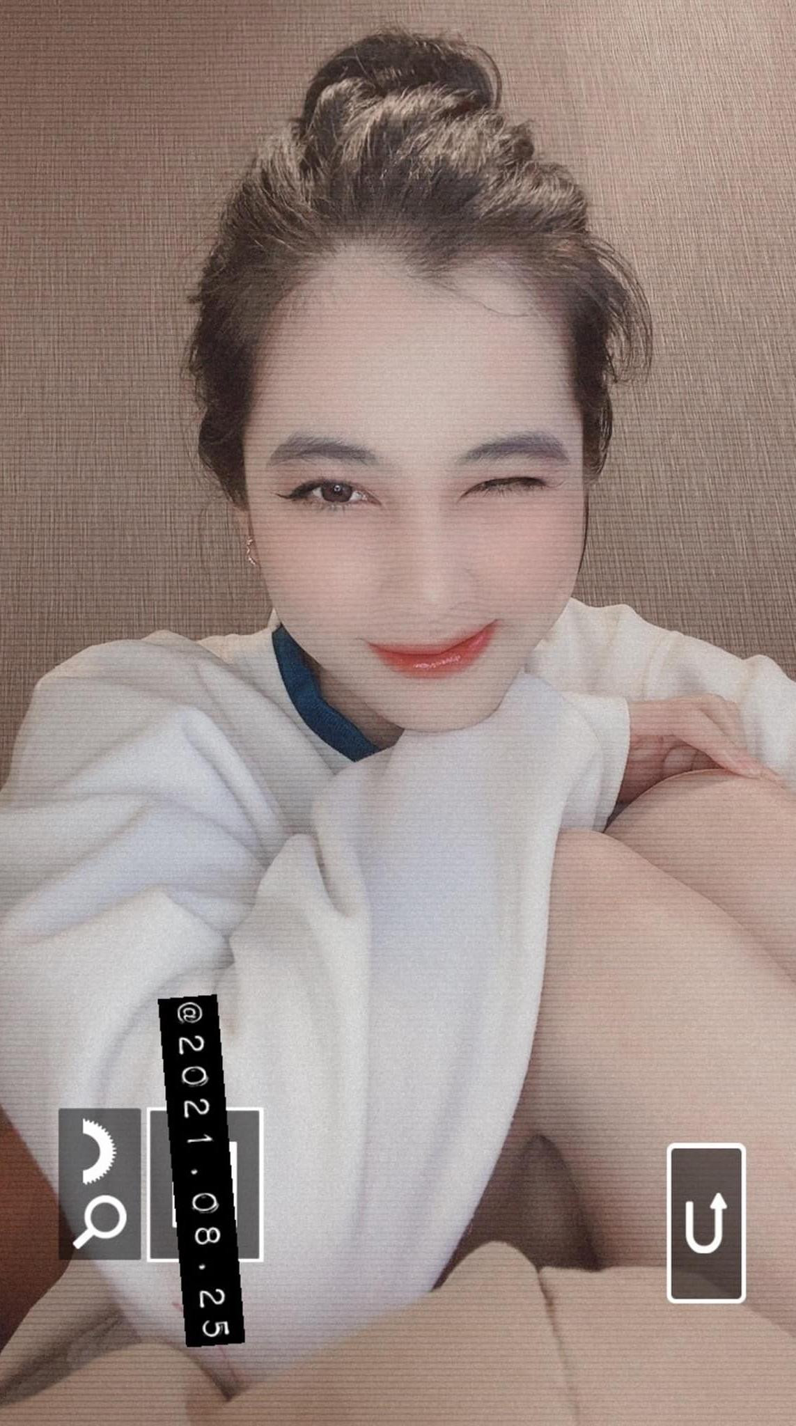 Người đẹp Cẩm Đan khoe vẻ đẹp nhí nhảnh, đáng yêu khi ở nhà thực hiện giãn cách xã hội.