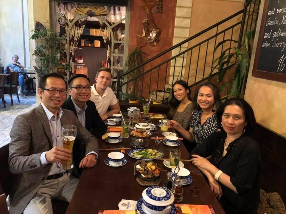 Hoa hậu Ngọc Khánh hội ngộ bạn bè trong chuyến du lịch tại Đức. Hoa hậu Ngọc Khánh hội ngộ bạn bè trong chuyến du lịch tại Đức.